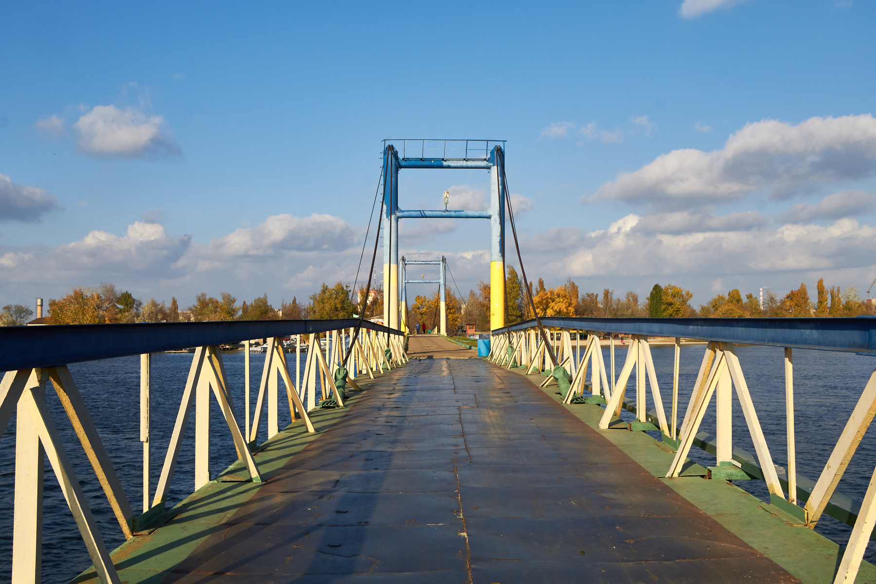 Пешеходный мост в гидропарке в Херсоне мостик река природа вода пейзаж днепр херсон гидропарк осень