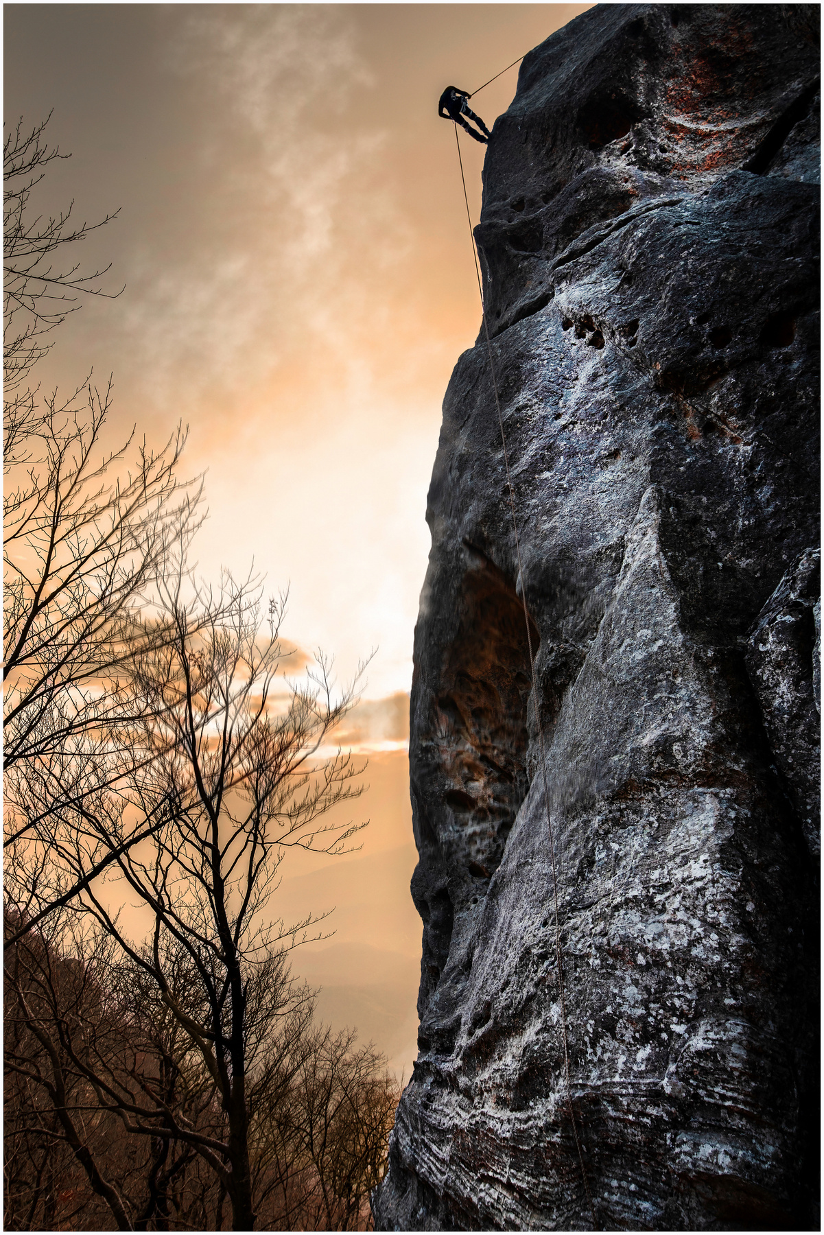 Человек и скала Горы скалы вечер закат скалолаз стена спуск веревка спорт.экстрим