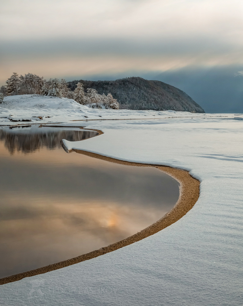 Первый снег Байкал озеро Бурятия берег снег зима водоём линии отражение пляж в снегу белый