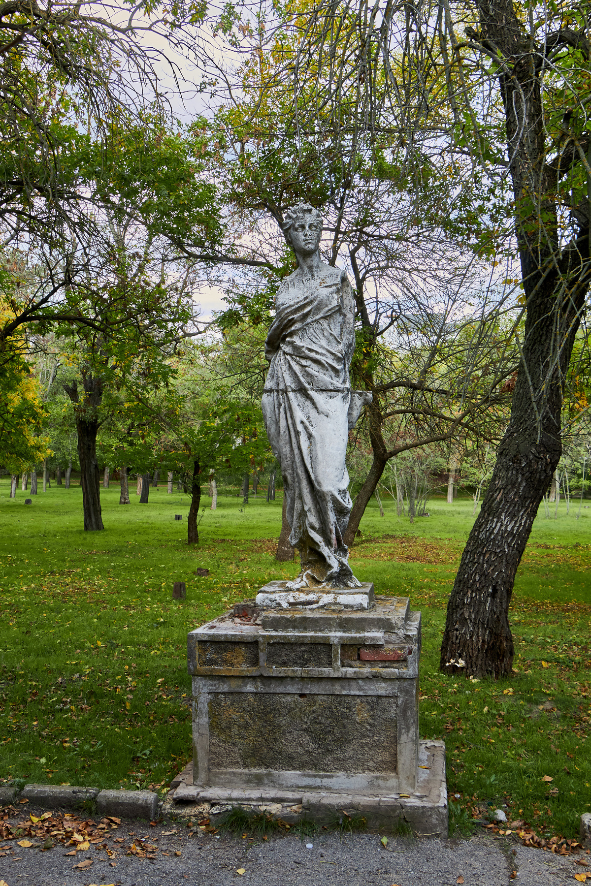 Сломанная статуя в парке херсон статуя парк памятник осень