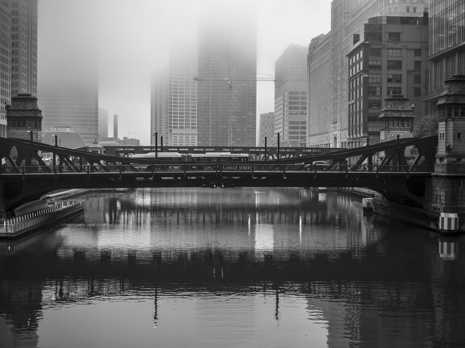 Туманное утро в большом городе туман река город Чикаго Chicago fog river city