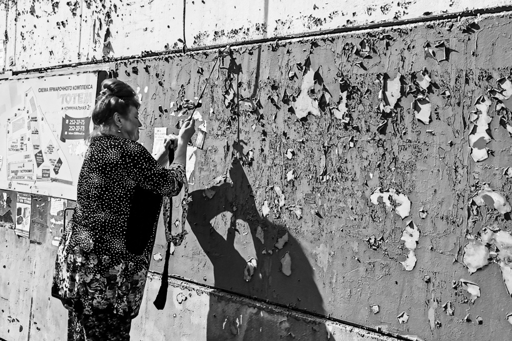 Из серии «Уличная экзистенция» стрит фото улица люди фотограф наблюдения экзистенция Россия город женщина стена старое нищета тени свет веревка дело 2020