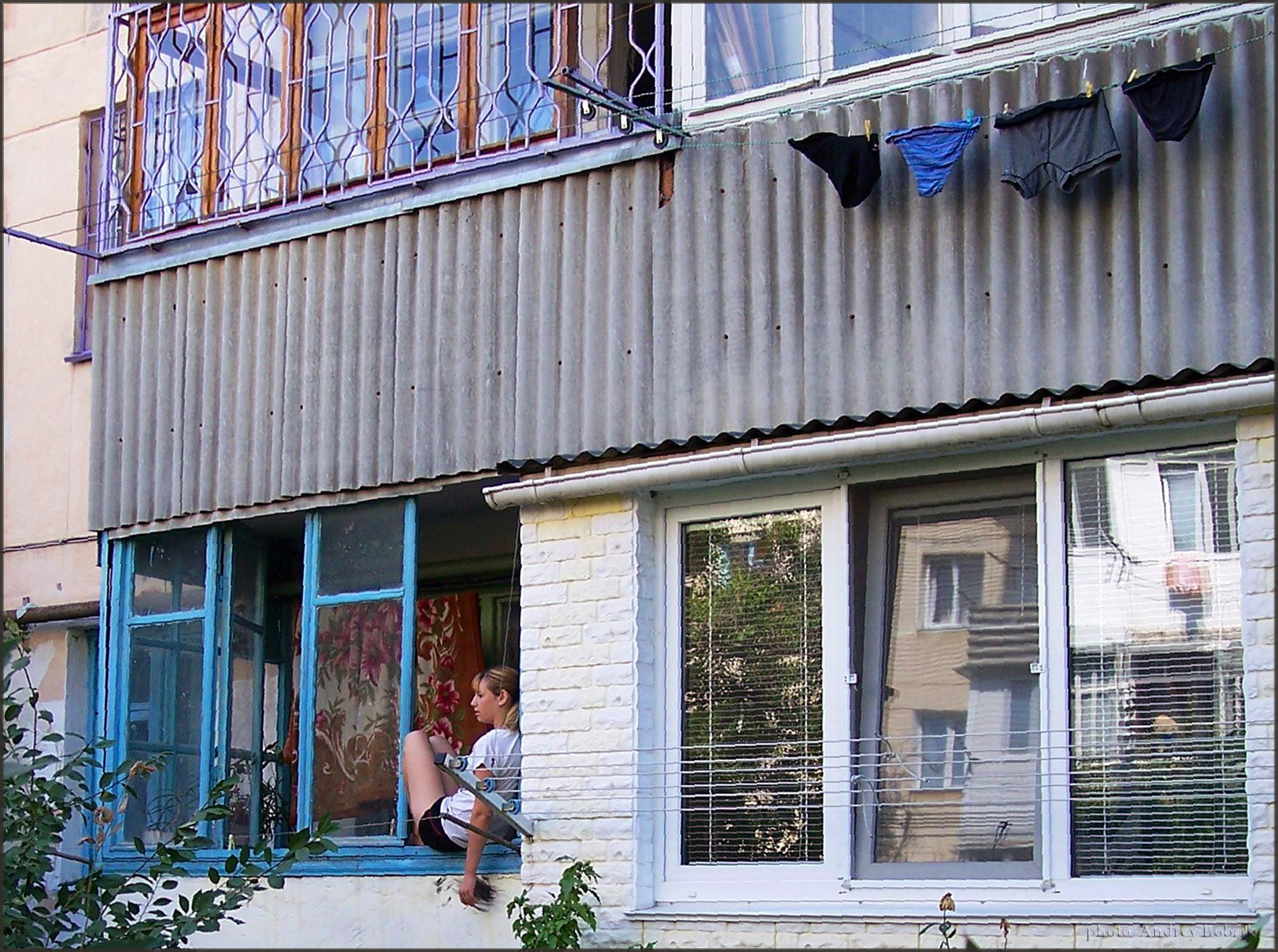 Городская зарисовка Крым Севастополь девушка дом балкон белье