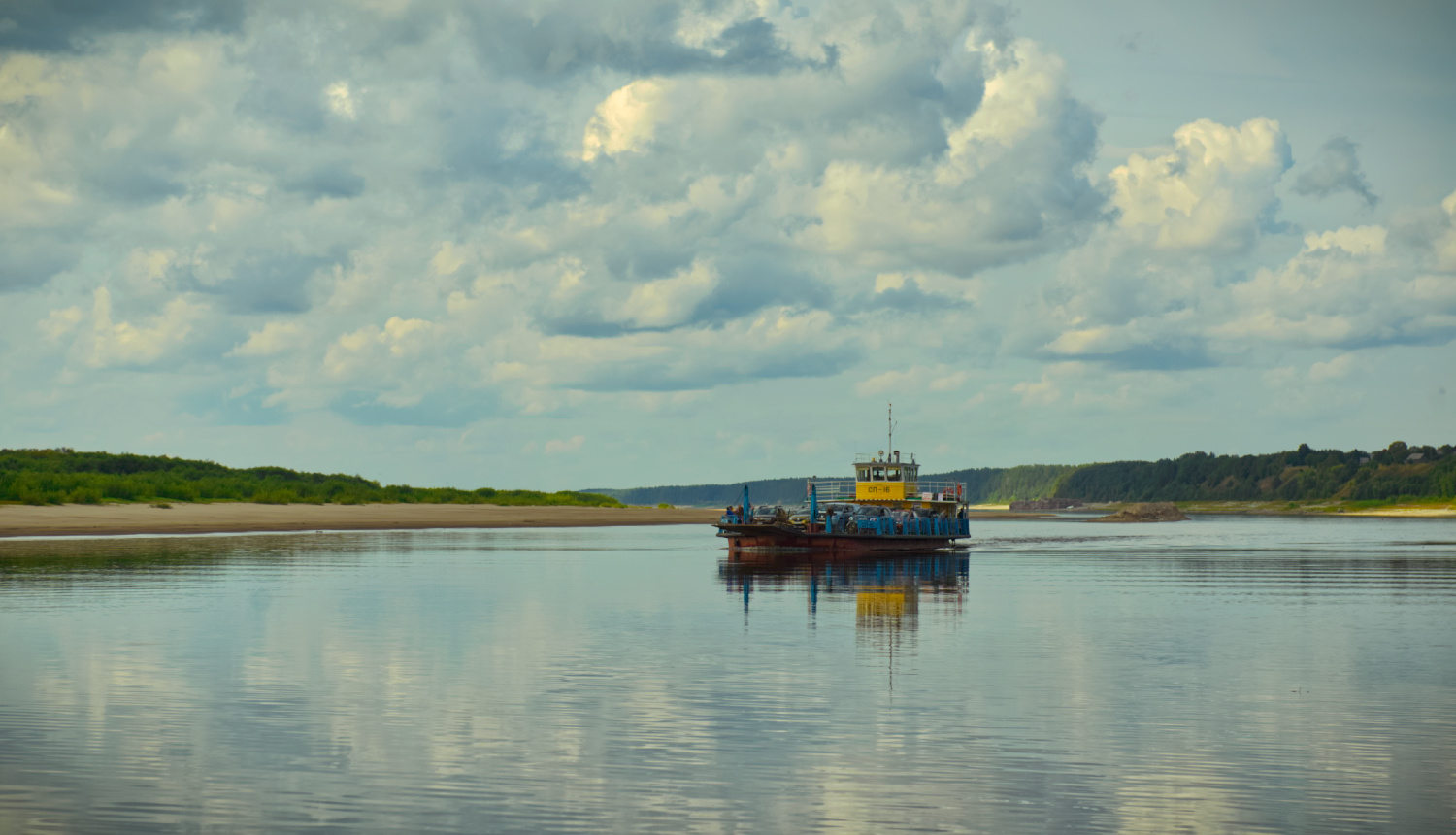 Паромная переправа через реку Северная Двина. 