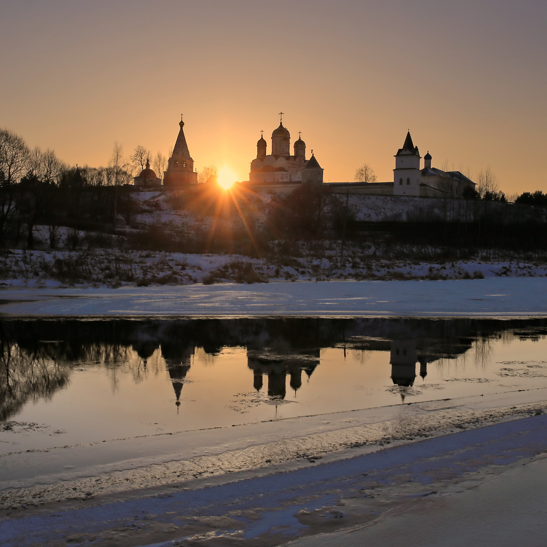 На закате москва река лужецкий монастырь