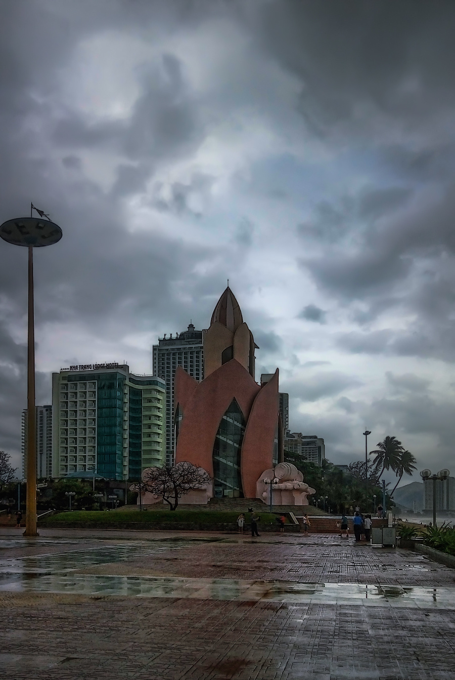 ***Башня Лотоса в НАЧАНГЕ после дождя  .Вьетнам. 