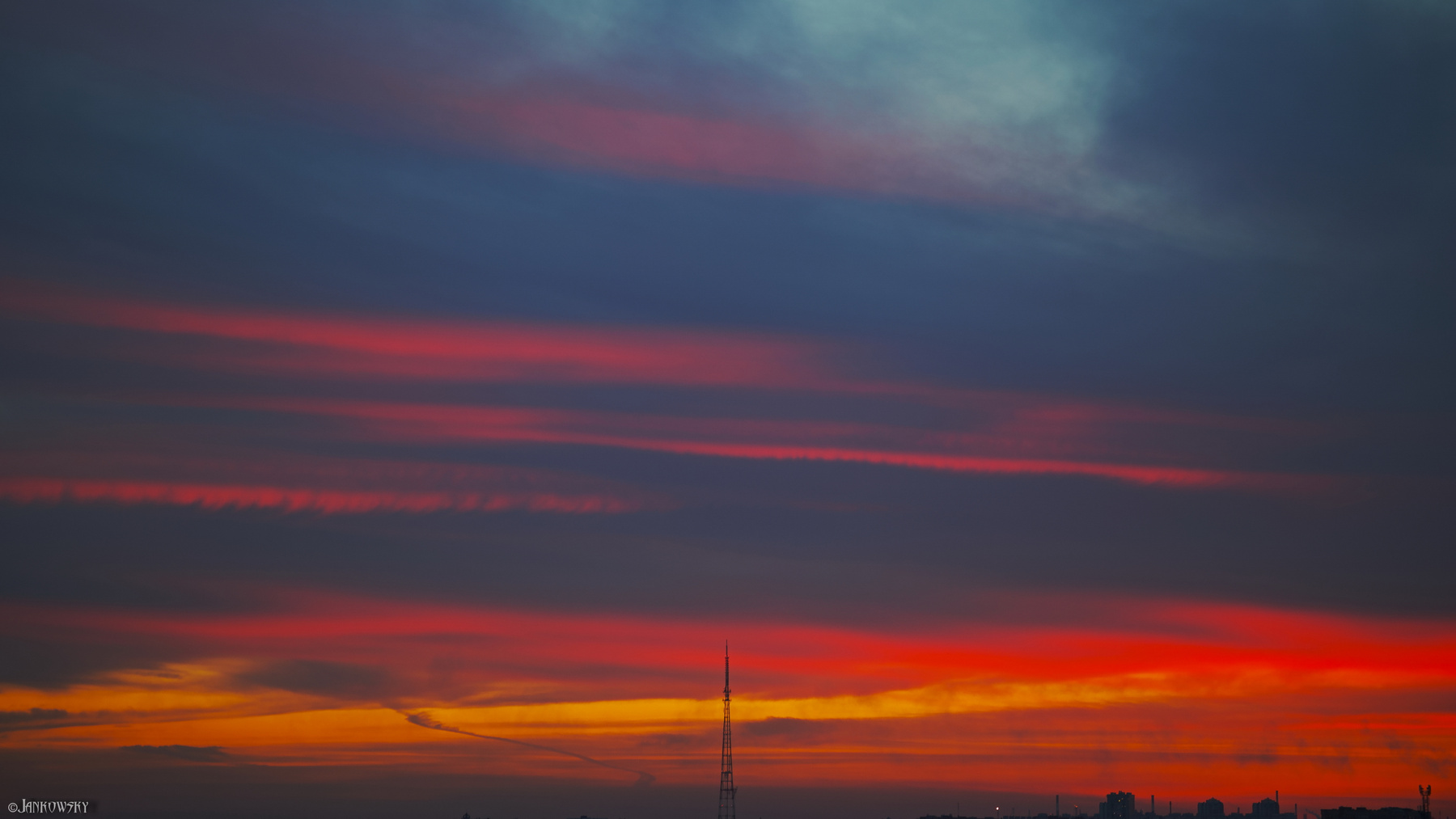 Foveon-безумие Омского неба 12.05.21 foveon sigma dp3 quattro омск закат небо градиент полосы красный оранжевый