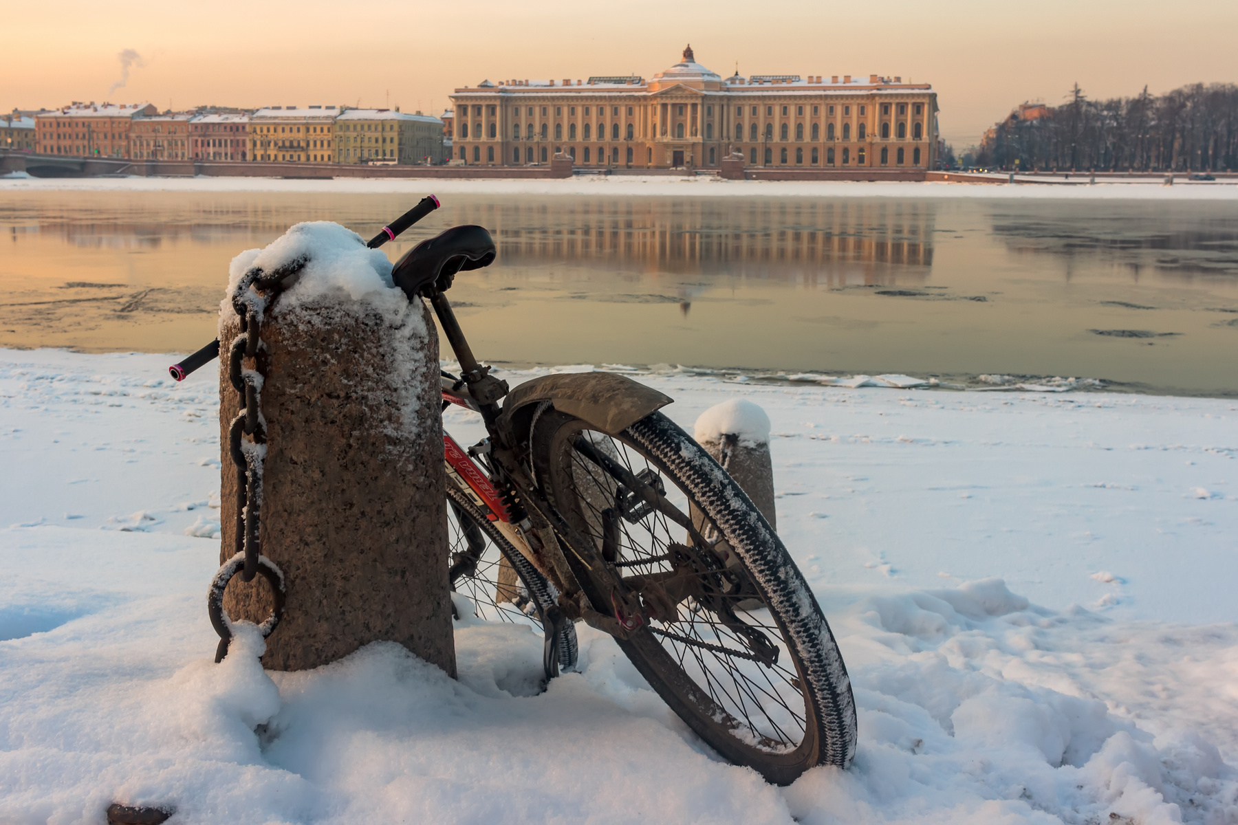 Искусство быть смирным Санкт-Петербург вечер лёд река отражение велосипед