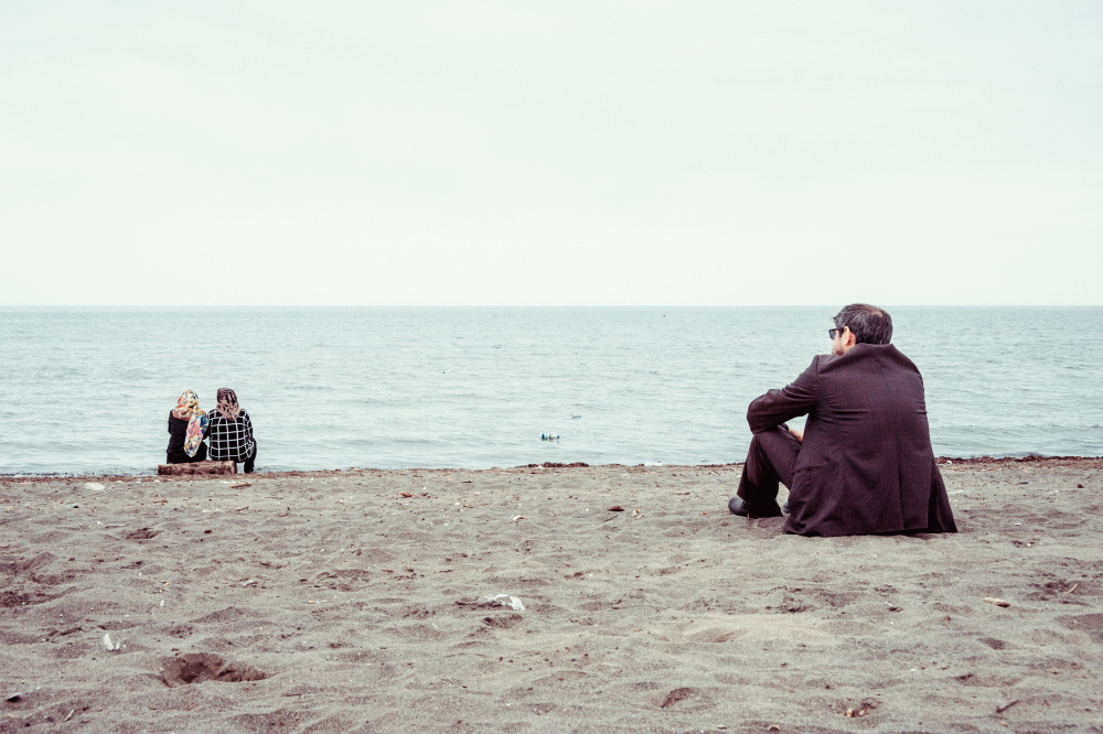 Томный вечер на Каспии море вечер Каспийское женщины мужчина грусть одиночество разговор двое один сидеть берег песок люди жизнь