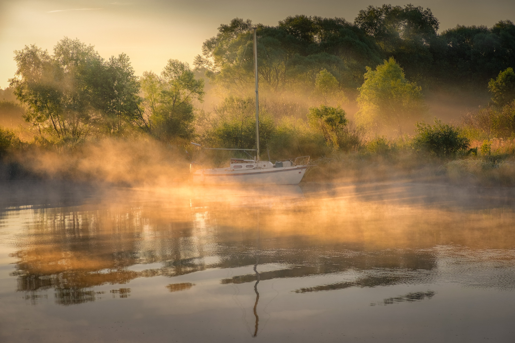 Лодка в туманных лучах дубна река лодка яхта туман рассвет лучи лето пейзаж