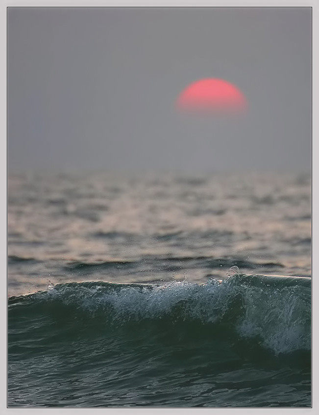 Зеленая волна и красное солнце, падающее в океан ГОА море солнце индия