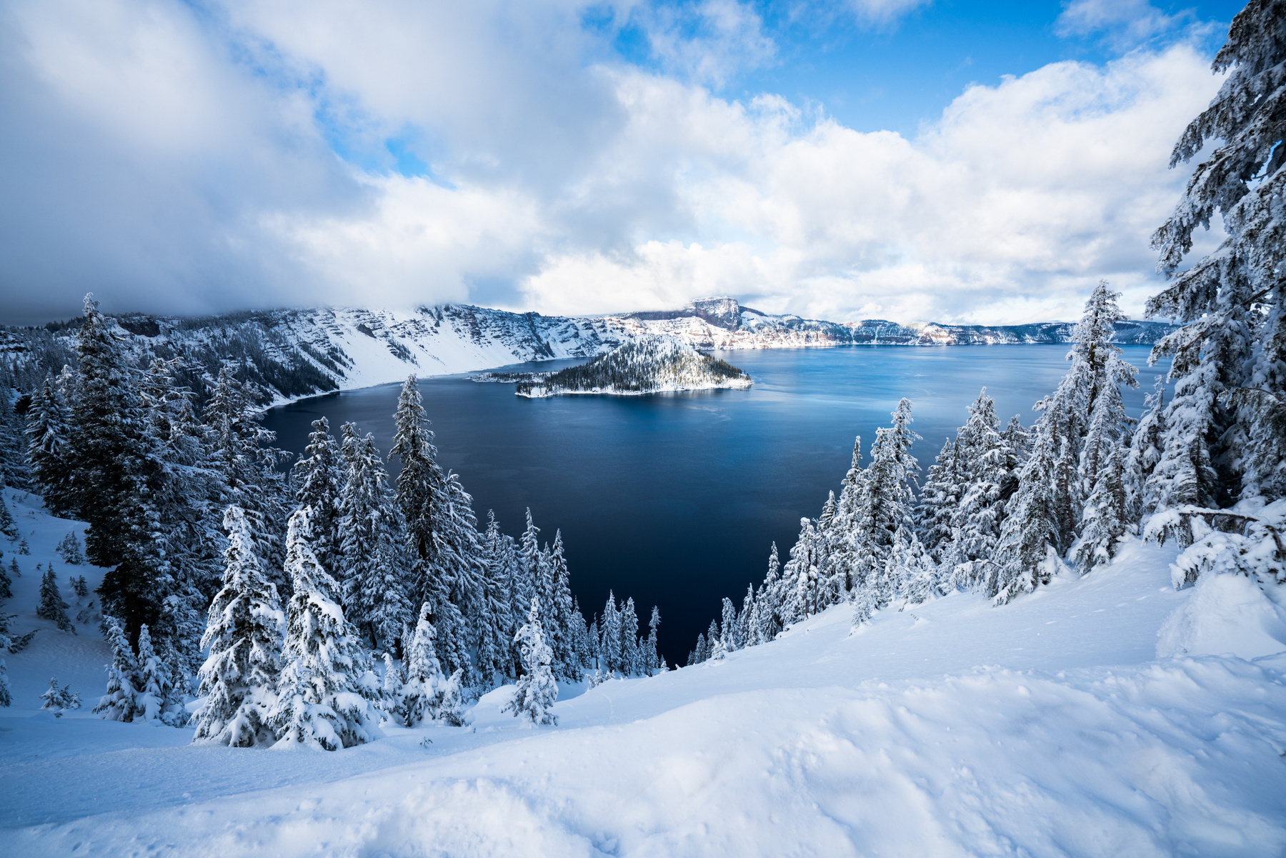 Озеро "Кратер" II, штат Орегон, США озеро зима снег лес деревья сша орегон кратер солнце