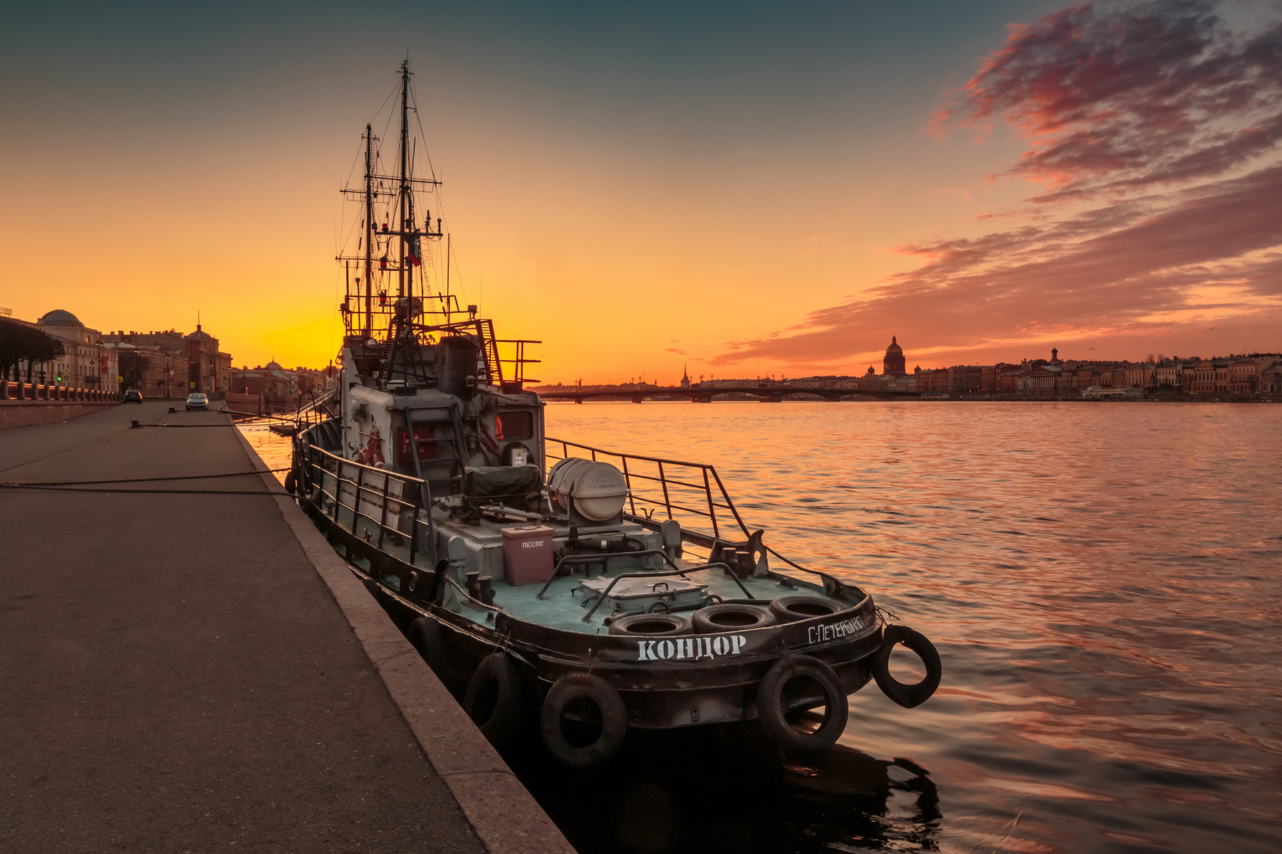 Один день кондора Санкт-Петербург утро раннее река отражение Нева восход буксир