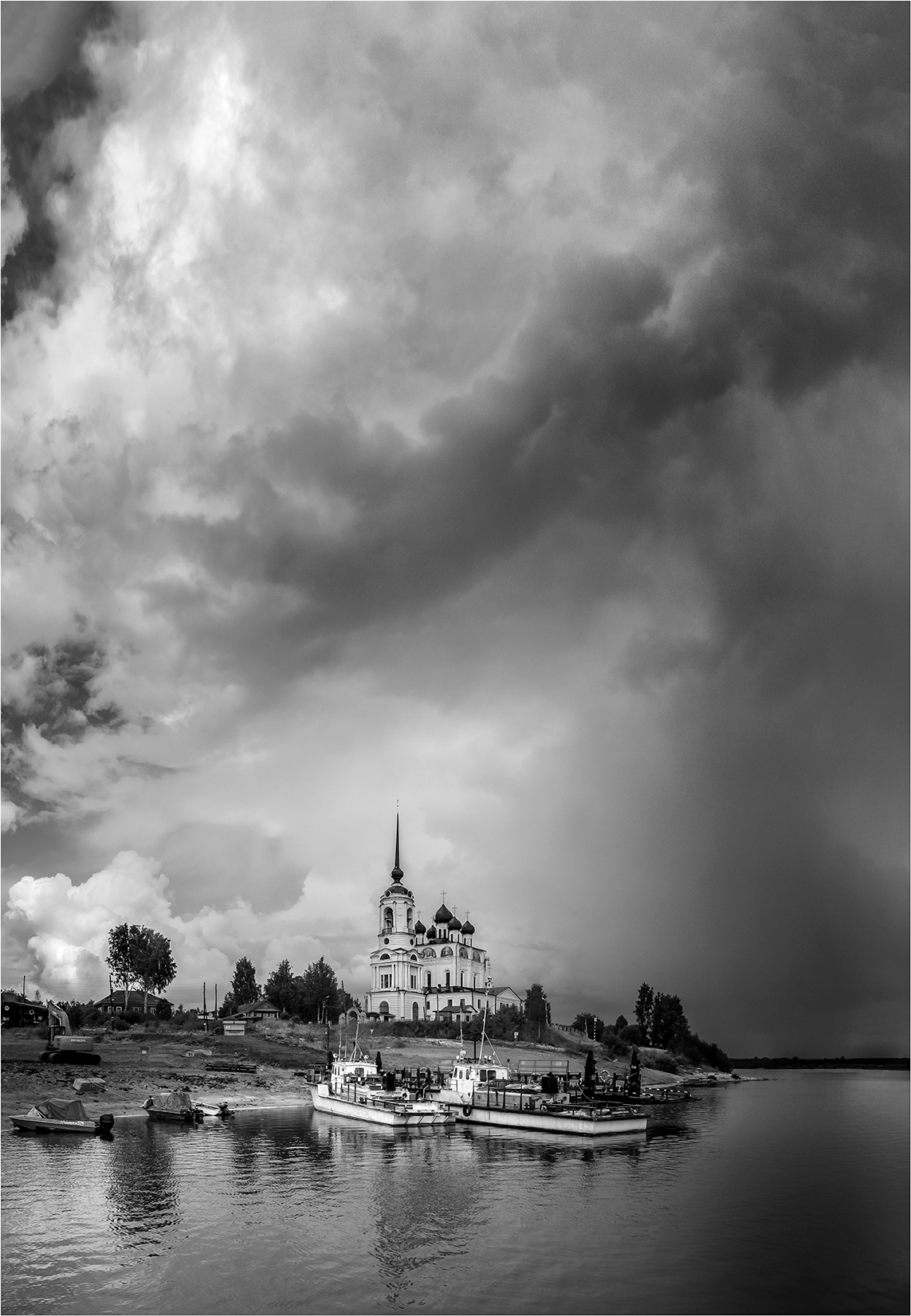Перед дождём. сольвычегодск собор небо тучи катер