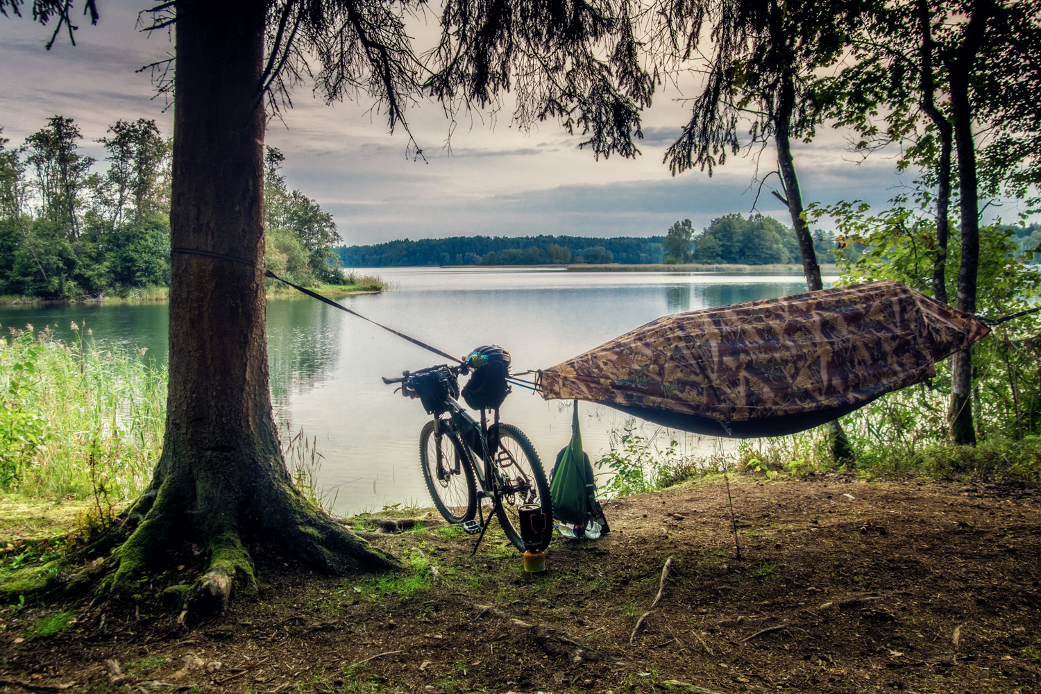 Ночёвка у озера катание на велосипеде велосипед озеро гамак палатка утро красота туризм