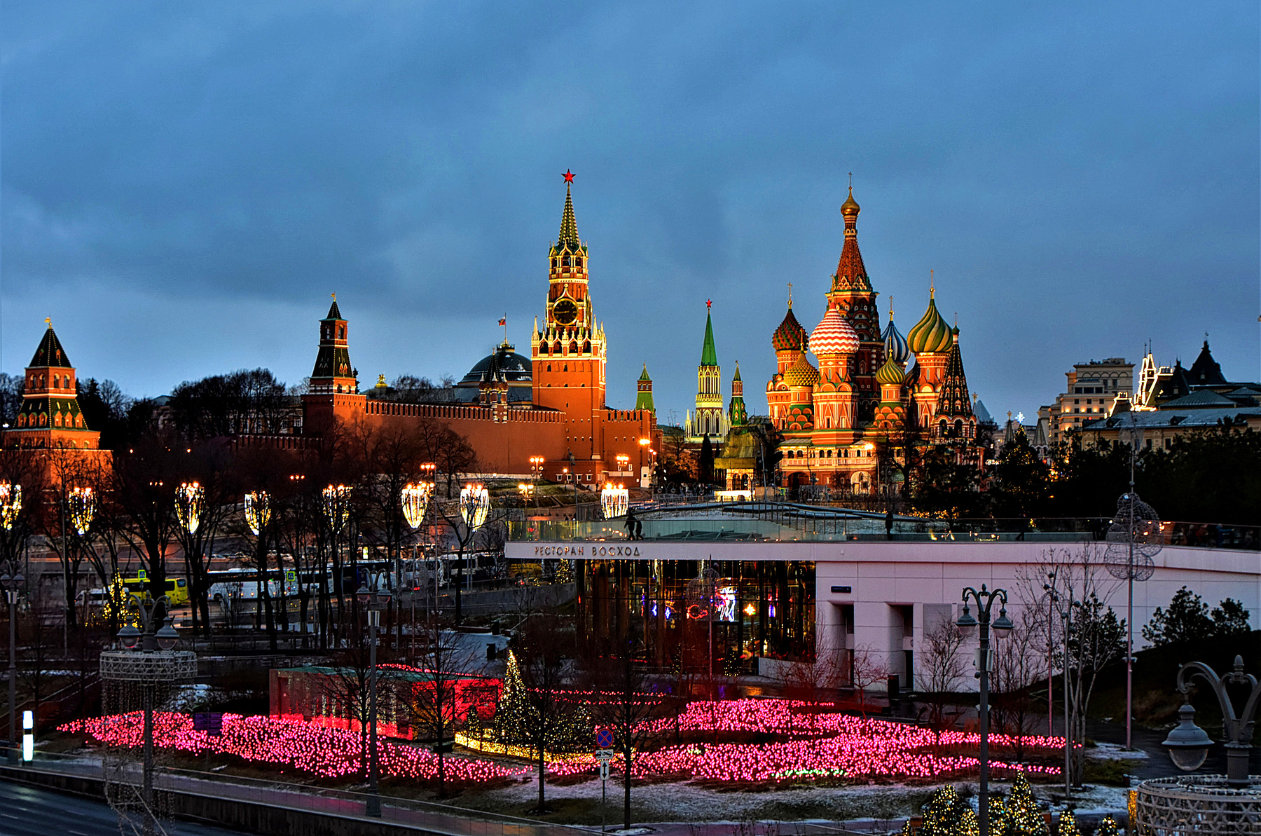 Вид на Кремль с Парящего моста улица утро праздник столица иллюминация