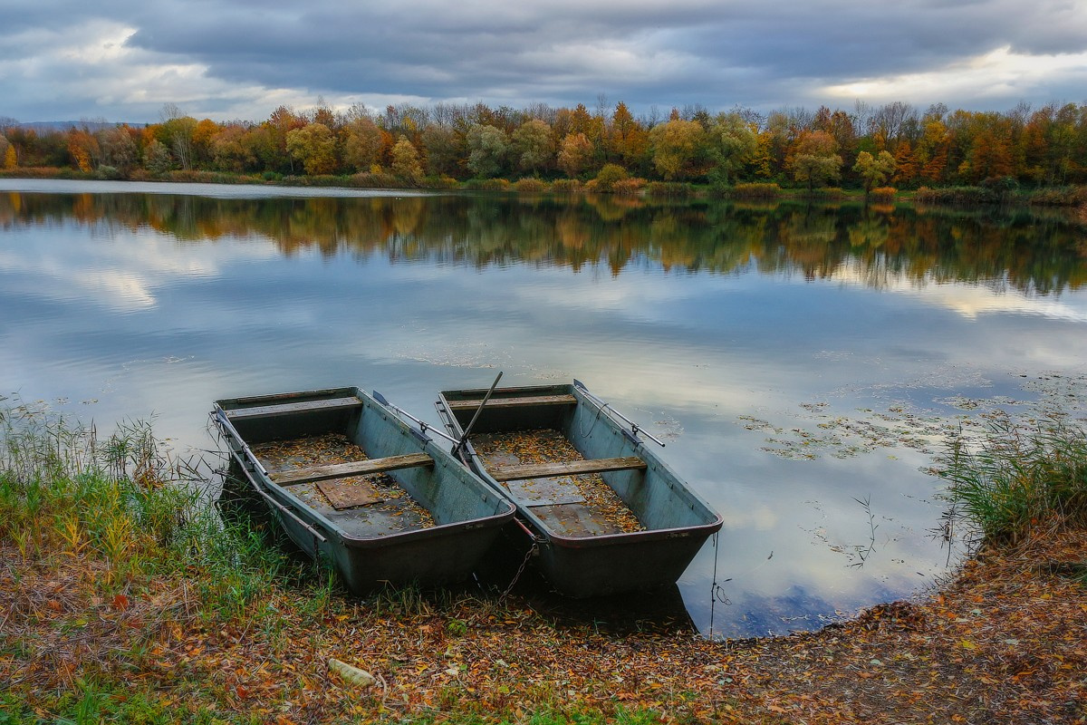 Две лодки, две судьбы. лодки озеро осень