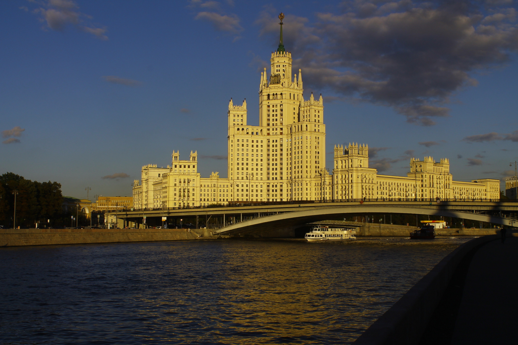 Вид на Высотку на Котельнической набережной и Большой Устьинский мост Москва