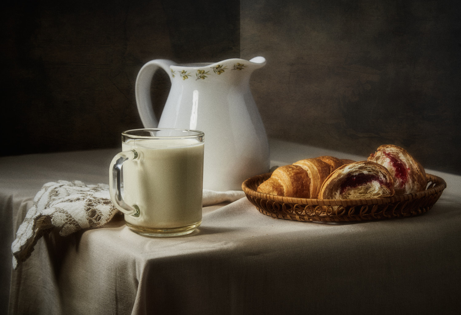 Чашка молока и круасаны натюрморт композиция постановка сцена плоды еда кувшин молоко круасаны