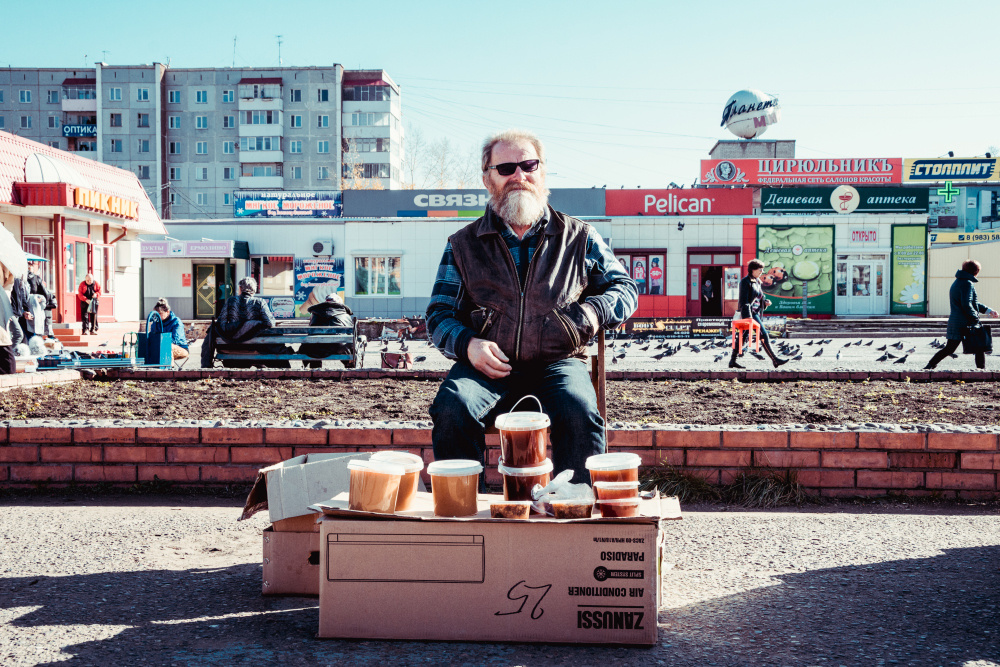 Из серии «На районе» Россия улица город стрит фото люди жанр район торговля продавец мед пасечник жизнь борода