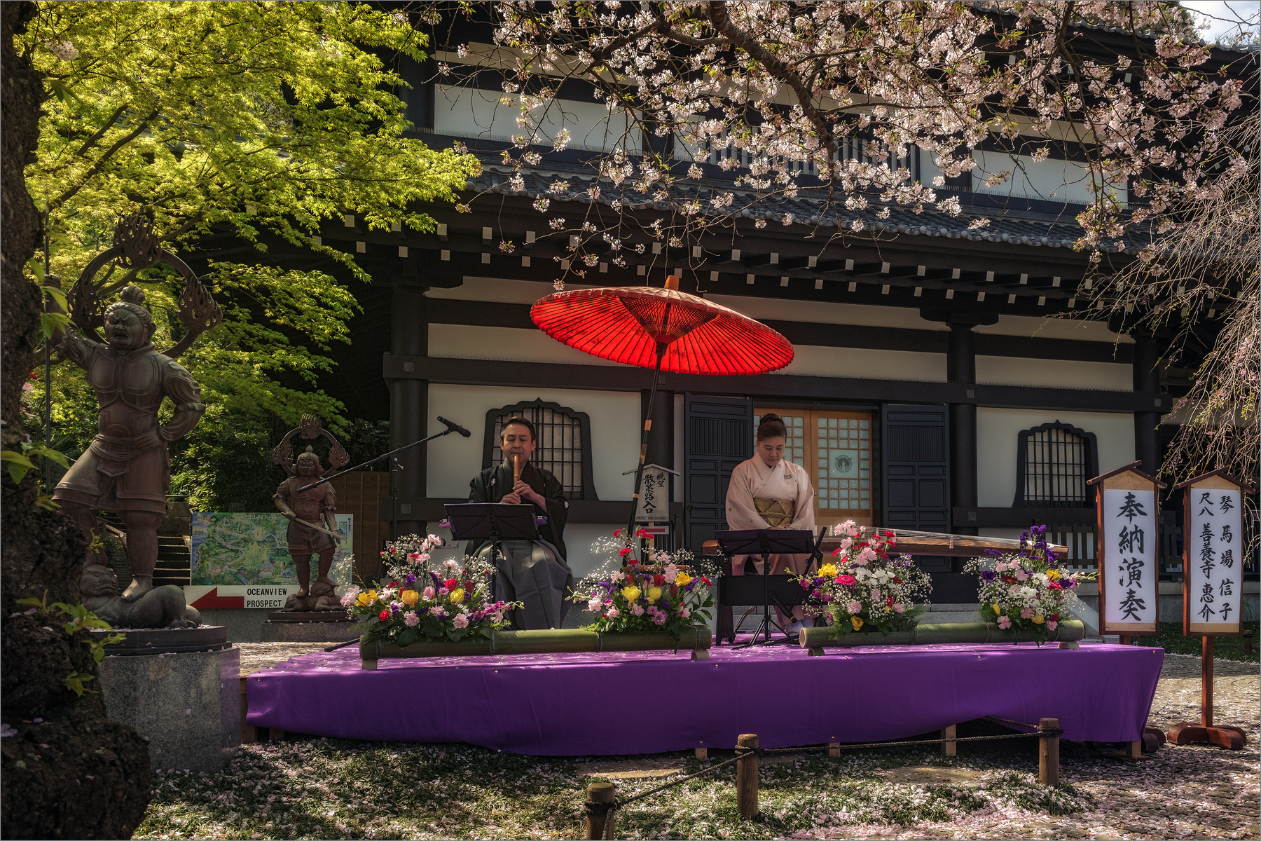 8 апреля - день рождения Будды в храме Хасе-дера музыканты храм Япония