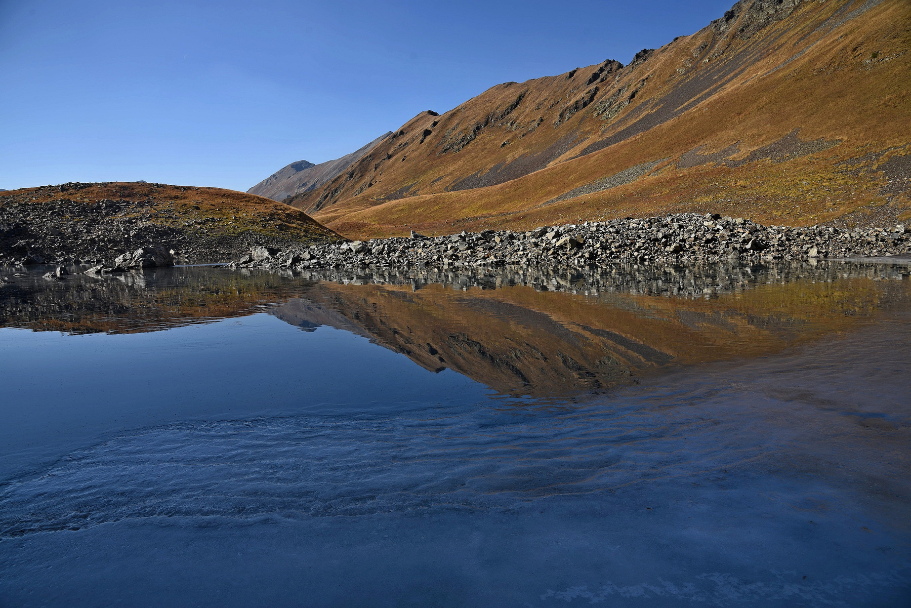 Спокойствие утаенного озера Осень Кавказ