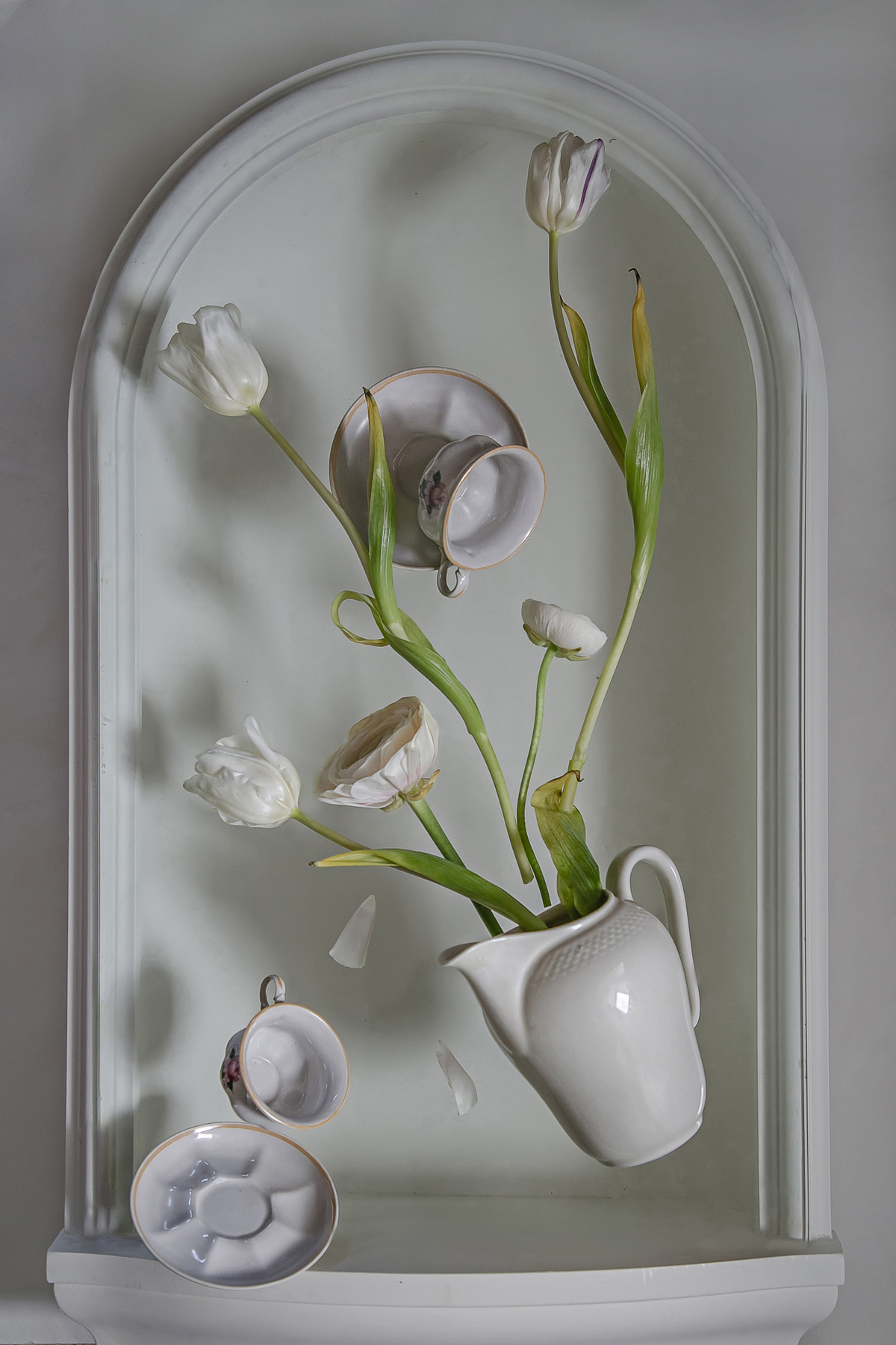 Левитация натюрморт фарфор цветы тюльпаны