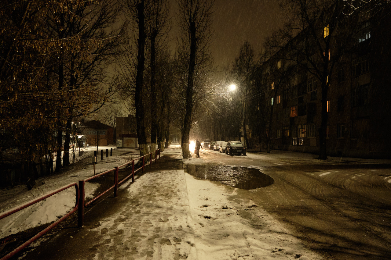 Мокрый снег 2 вечер улица мокрый снег здания автомобили деревья окна прохожий фонари