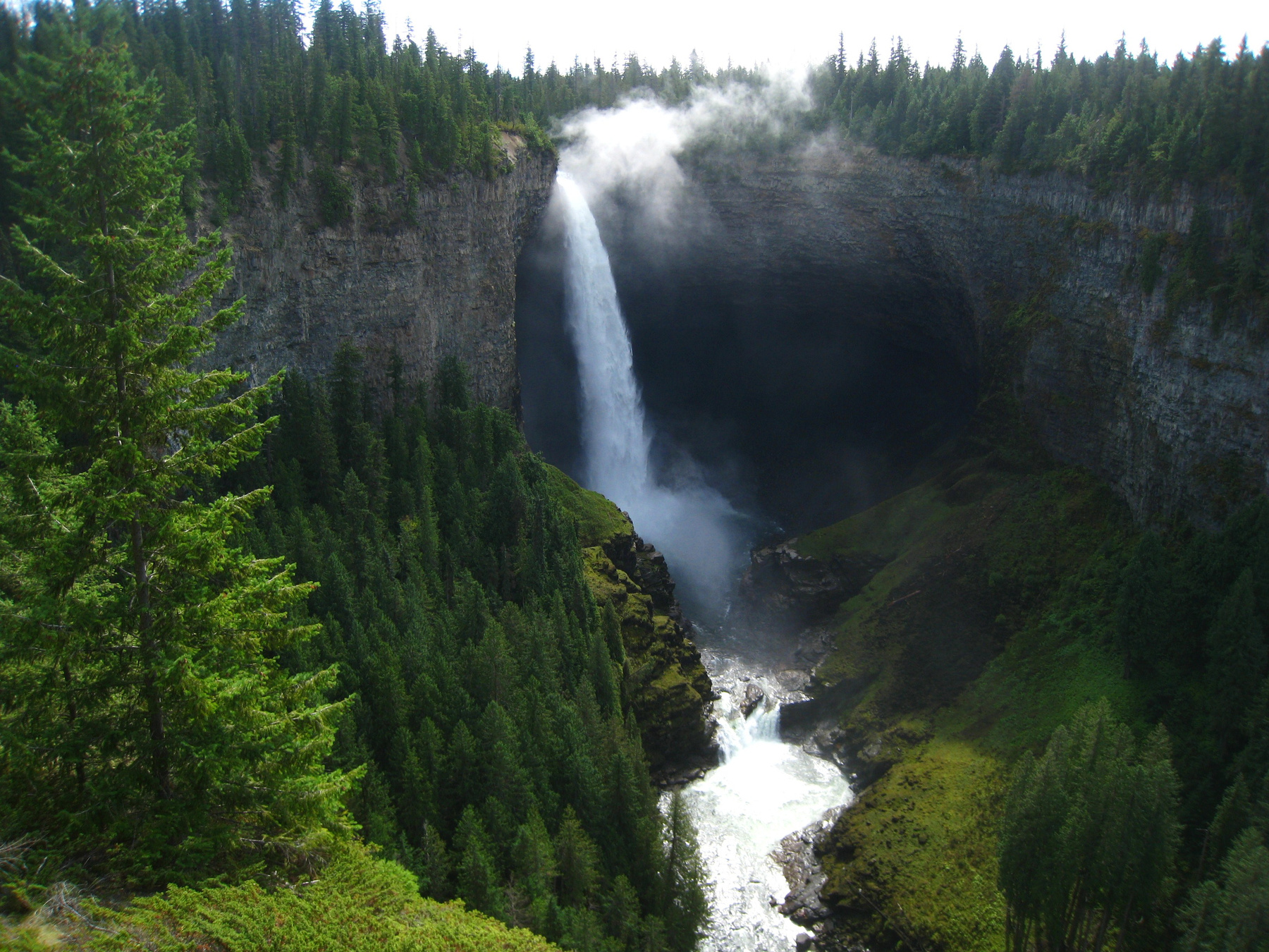 Водопад Хелмкен (Helmcken Falls) Канада водопад озеро природа скалы