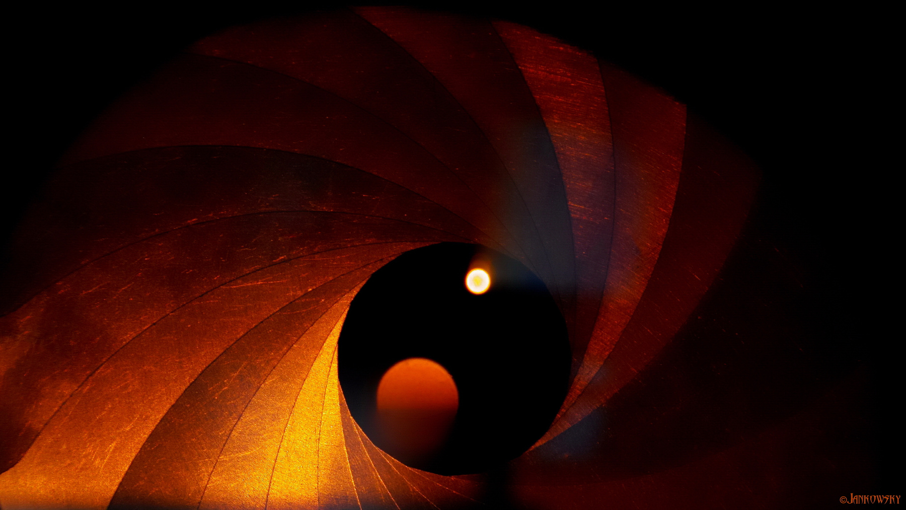Черная дыра поглощает систему двойной звезды концептуальное мысль черная дыра ирисовая диафрагма jvcr омск космос минимализм черное оранжевое foveon Sigma dp3 Quattro