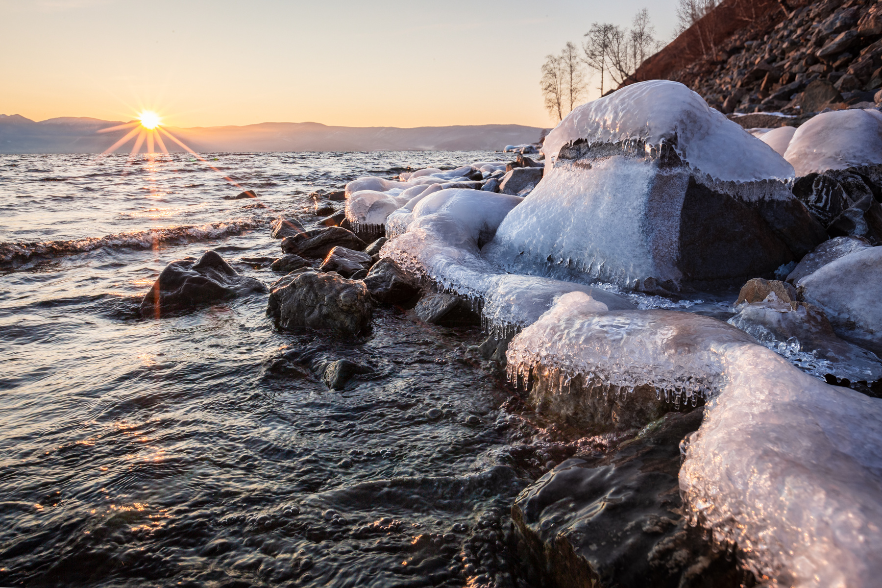 Байкальский берег озеро лёд волны бриз закат камни