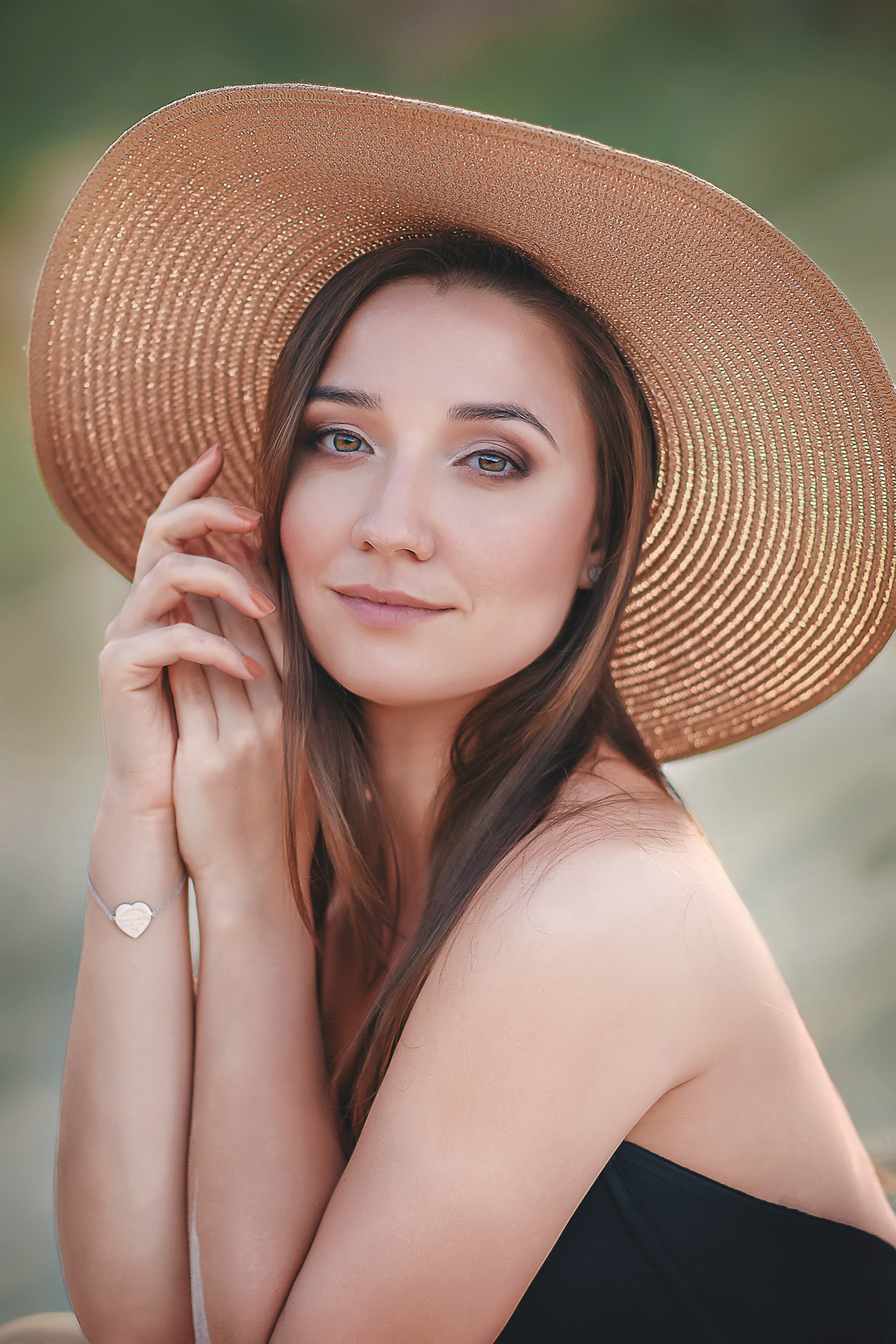 Девушка в шляпе красивая девушка карьеры портрет браслет лес шляпа улыбка с большими полями