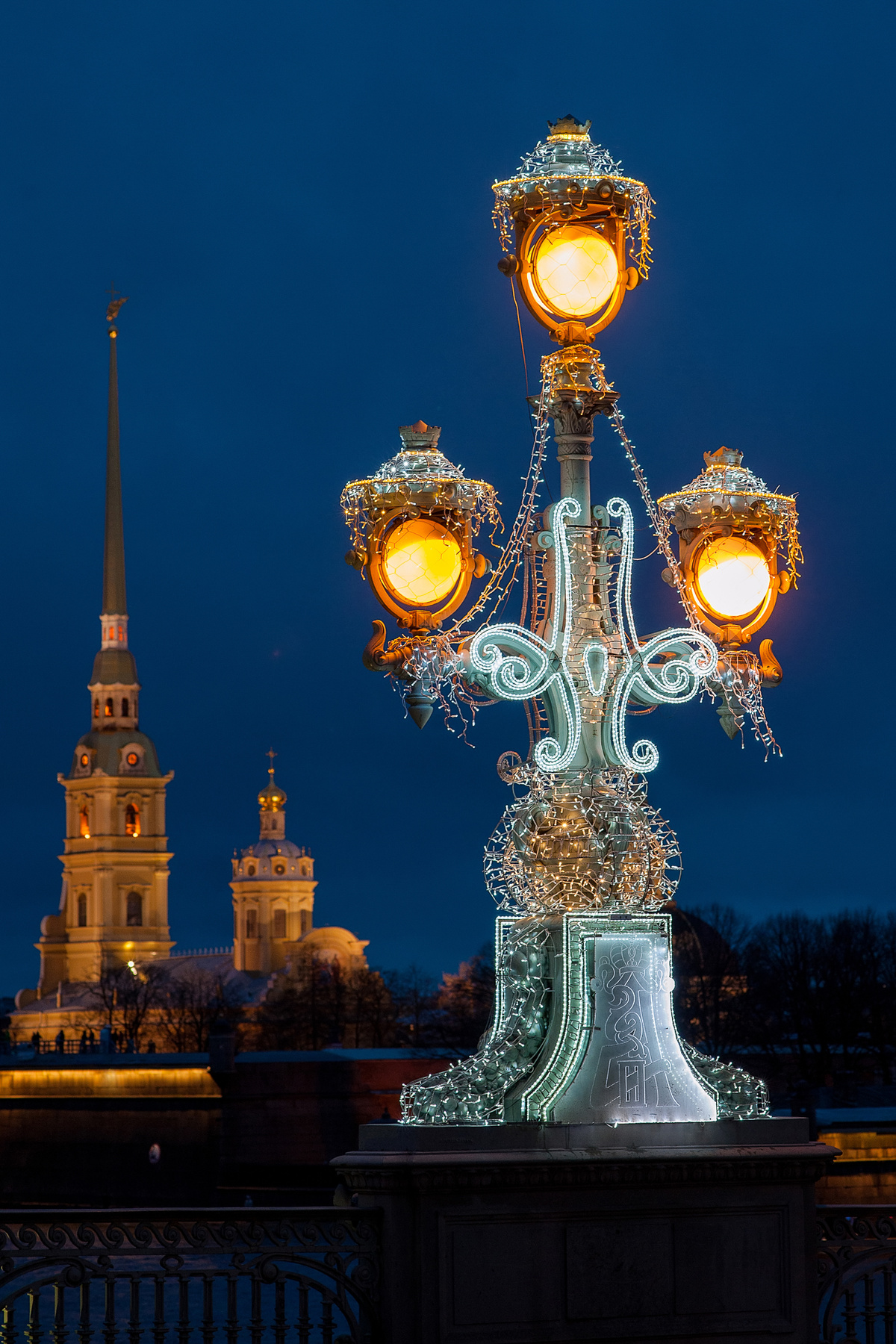Ранние зимние сумерки на Троицком мосту в Санкт-Петербурге 