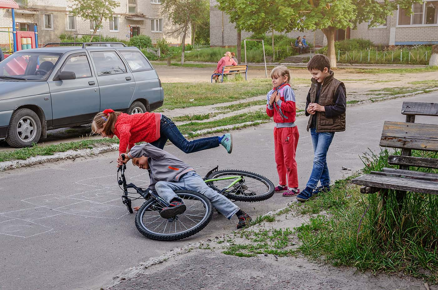 Падение дети двор велосипед