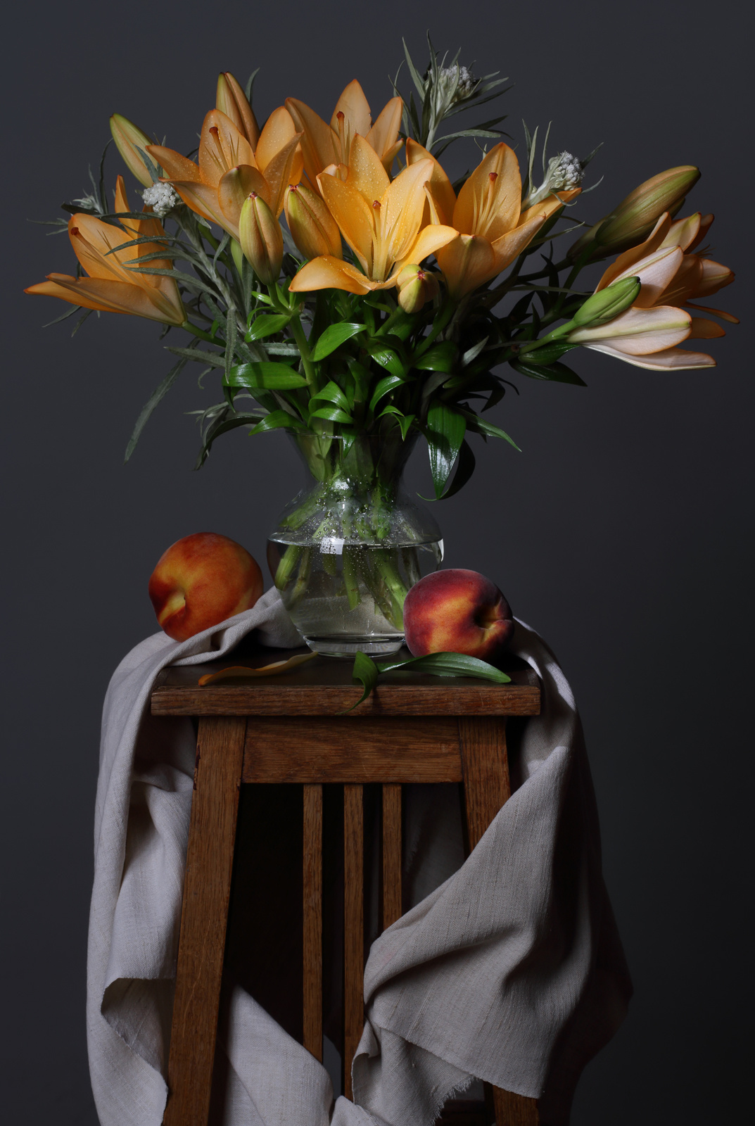Лилии Лилии цветы букет натюрморт ваза лето персики фрукты урожай сезон флора дрепировка