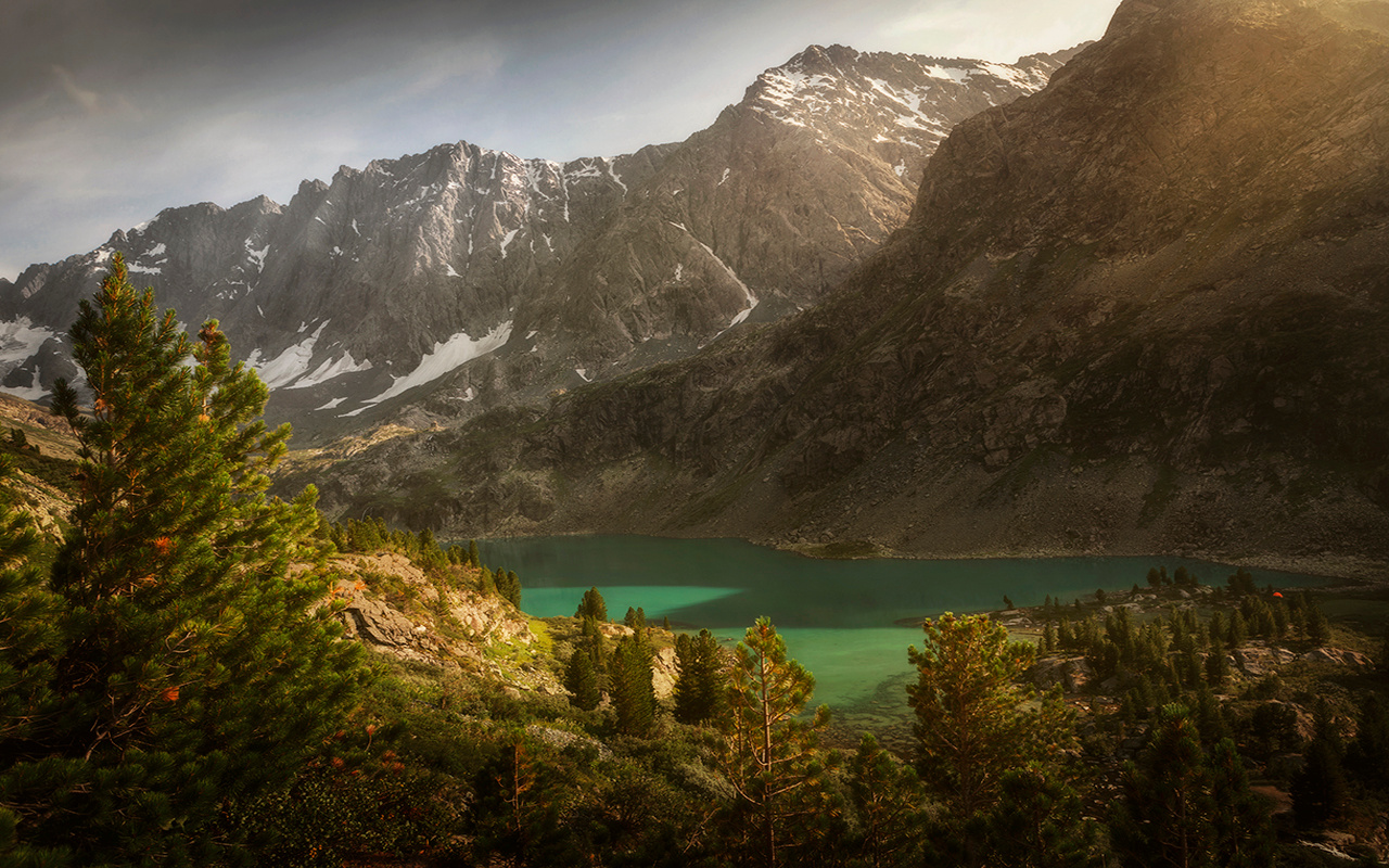 Куйгук в в лучах закатного света Алтай озеро горы лес природа закат рассвет красота приключения путешествие