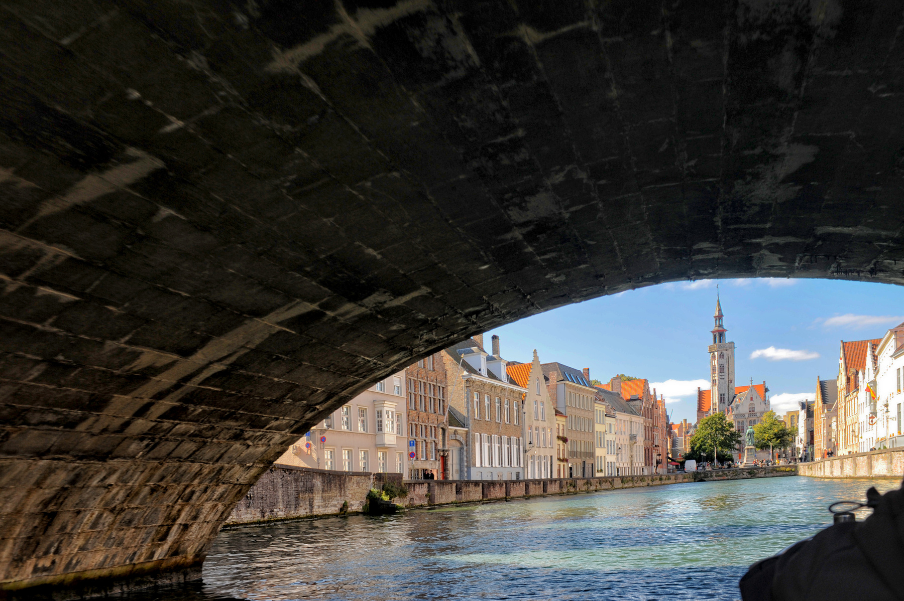 Заплыть под мост в Брюгге Мост проплыть под мостом