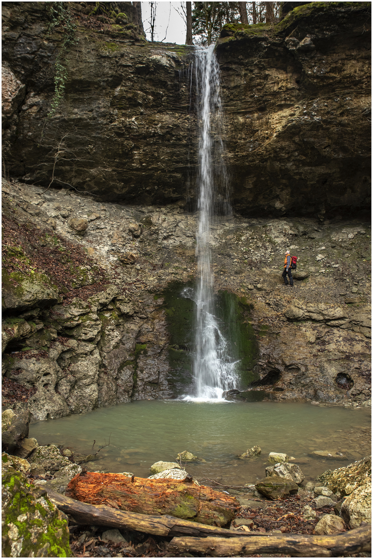 водопад Кесух водопад горы скалы.камни турист