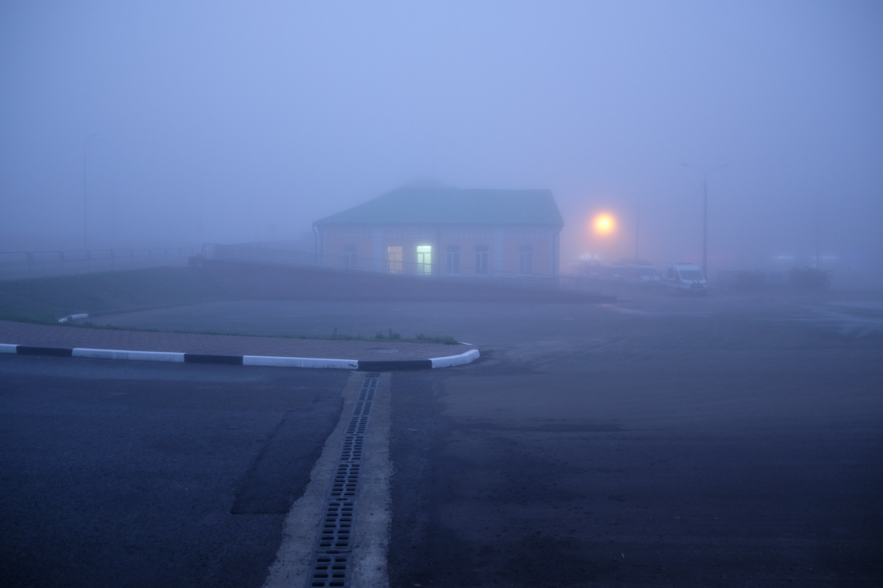 Ранним утром 9 утро туман здание окна фонари автомобили