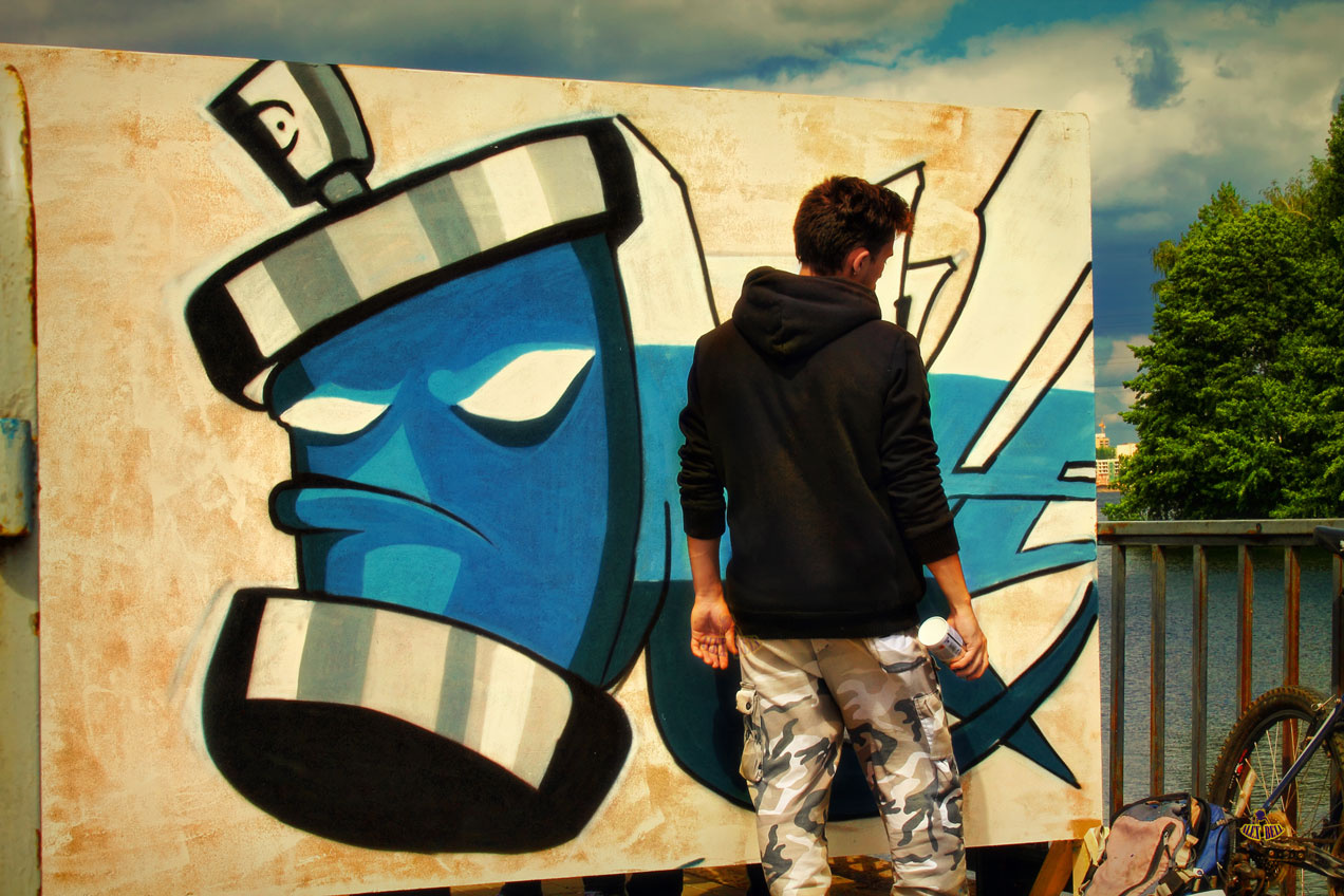 Рисование. россия воронеж стрит граффити лето праздник день молодежи парень мужчина рисует