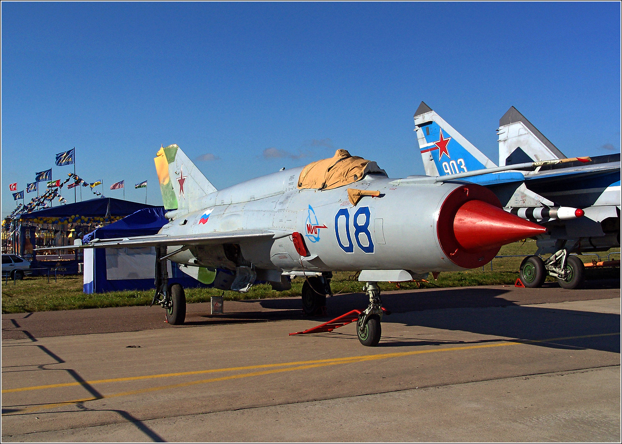 МиГ-21 МиГ-21 авиация самолёт стоянка Жуковский МАКС_2005