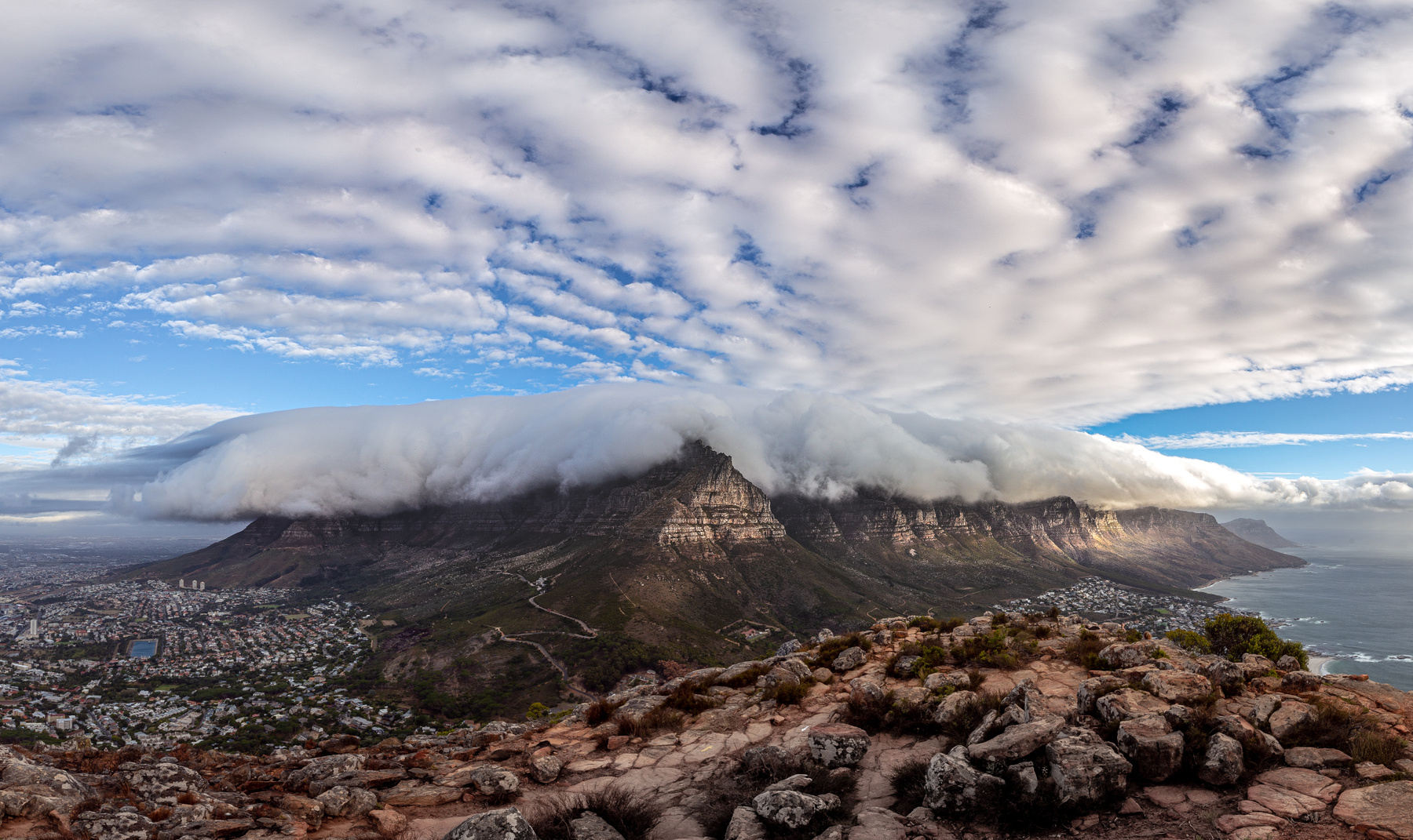 Облака над Кейптауном и Столовой горой африка ЮАР Кейптаун путешествия сафари