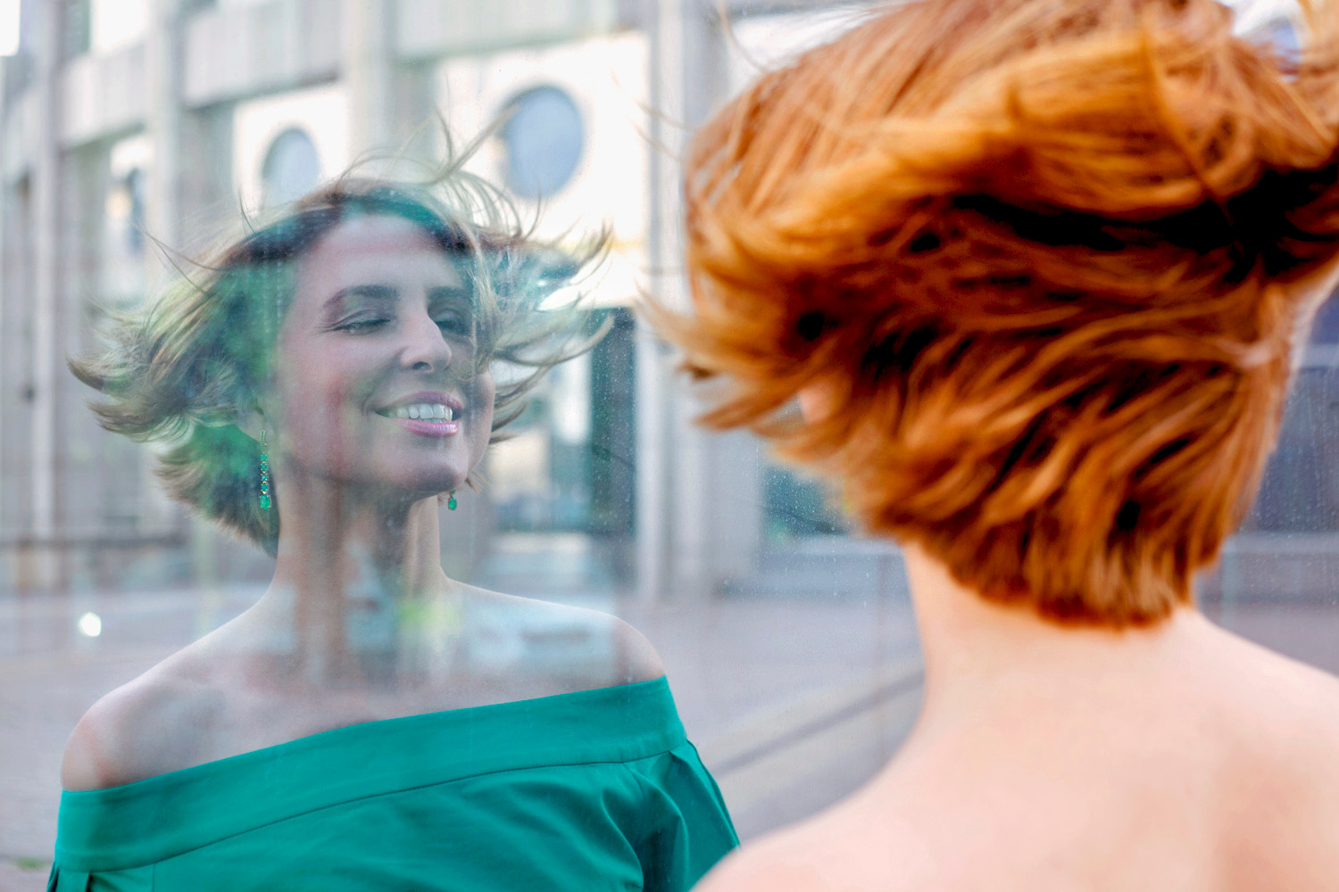 Отражение отражение портрет развивающиеся волосы woman refection hairs pretty