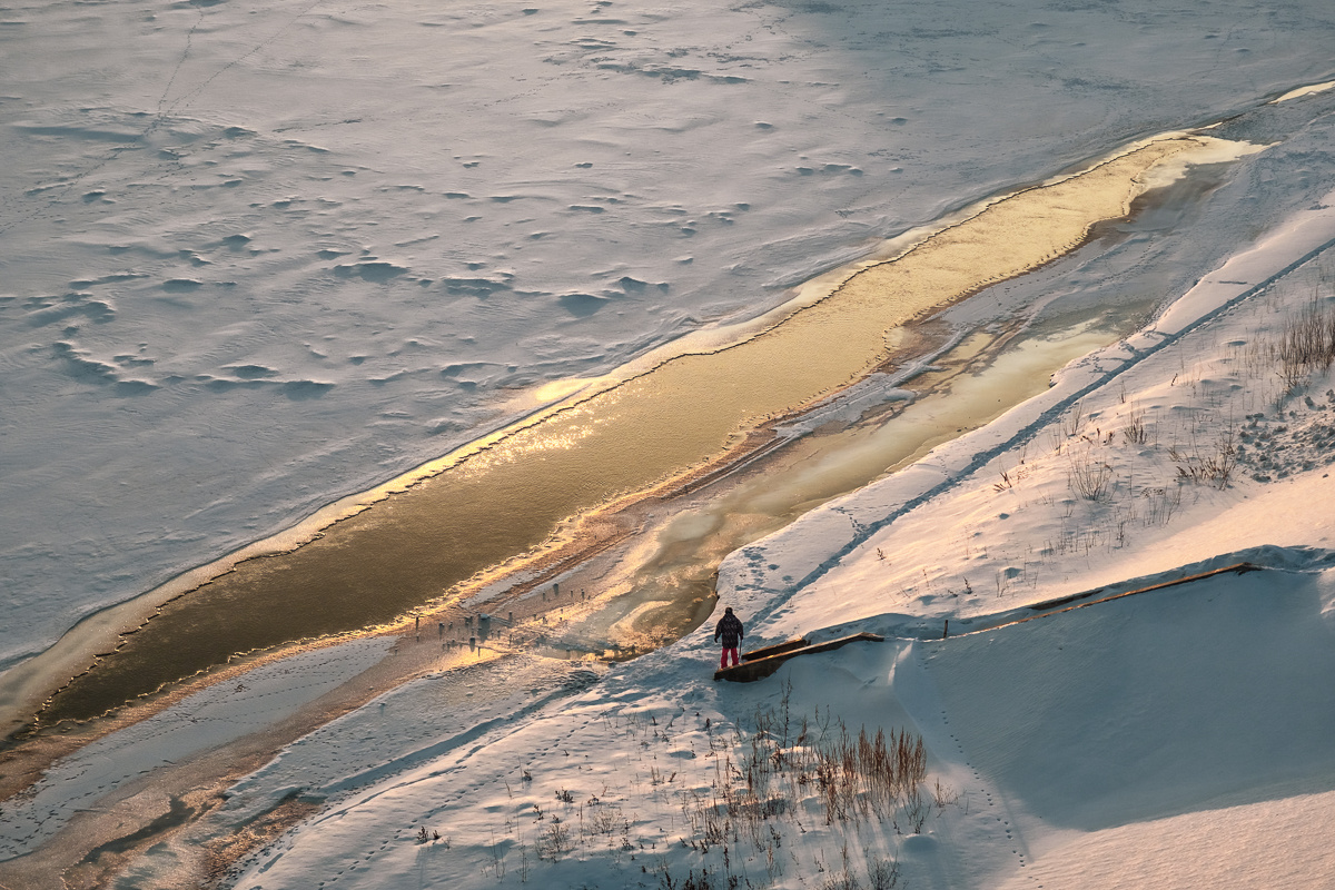 Золотая полынья река лед полынья вечер