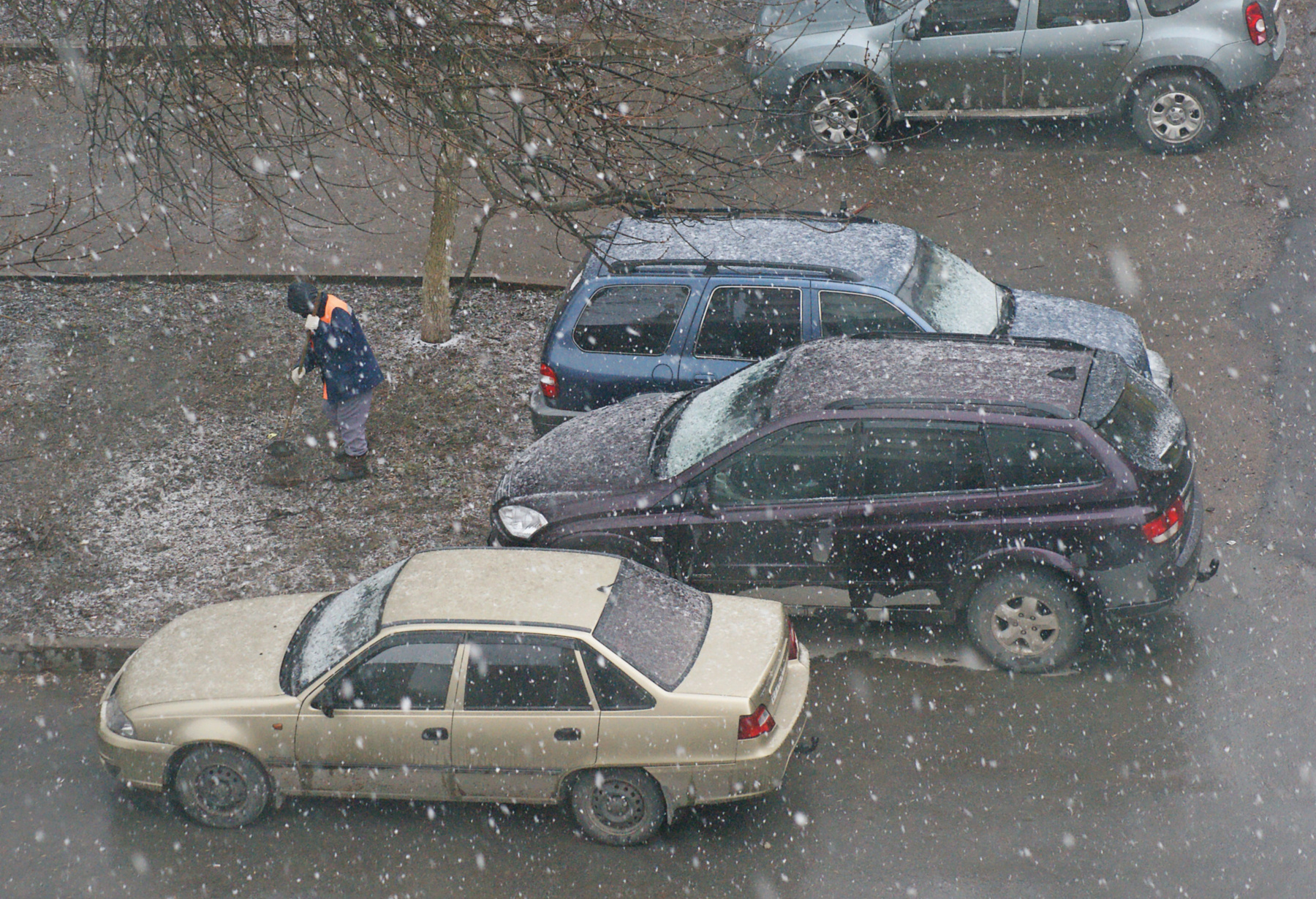 Шел снег * город непогода двор снег автомобили