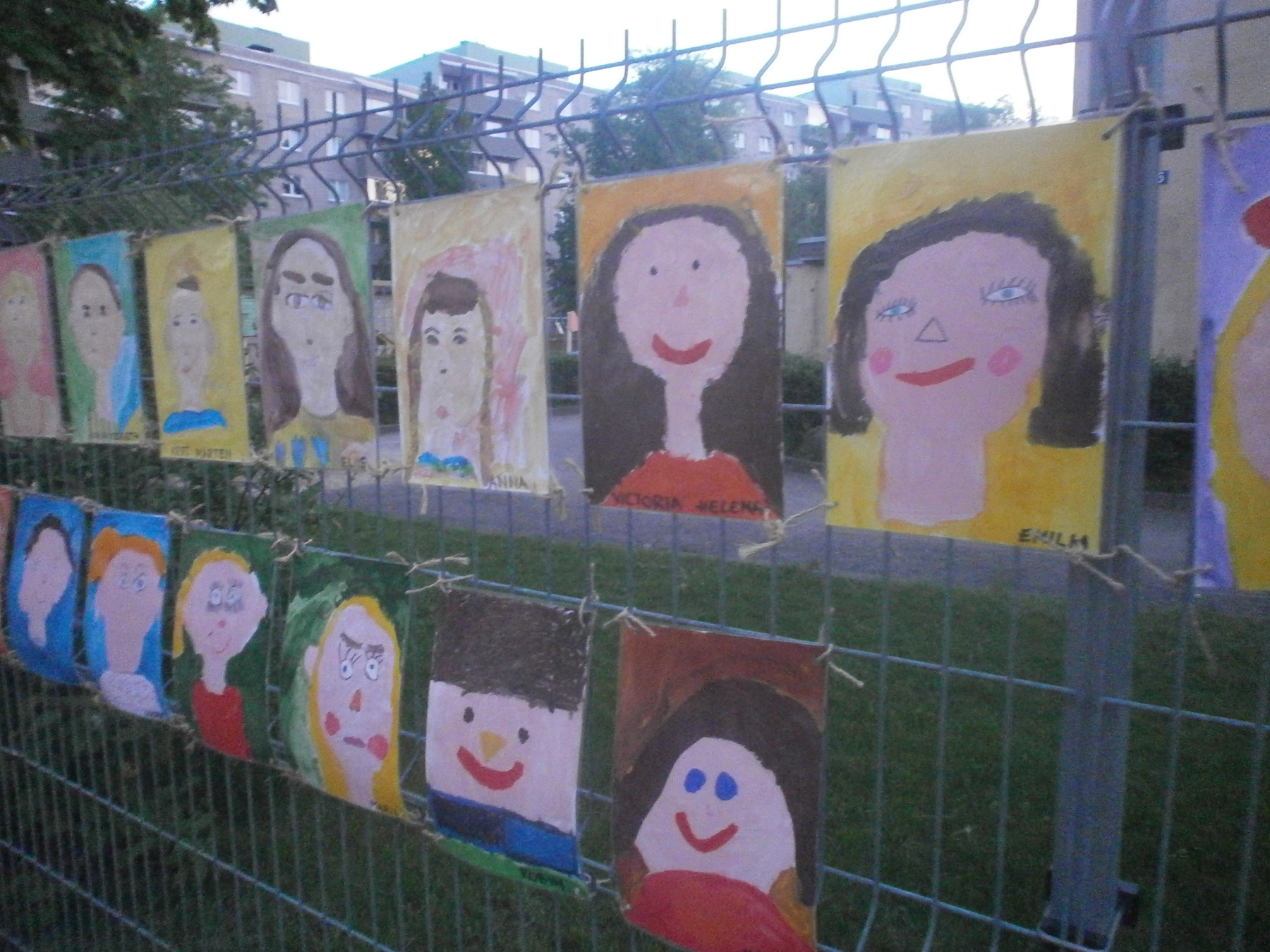 Портреты на заборе детсада в Таллине. Таллин портрет