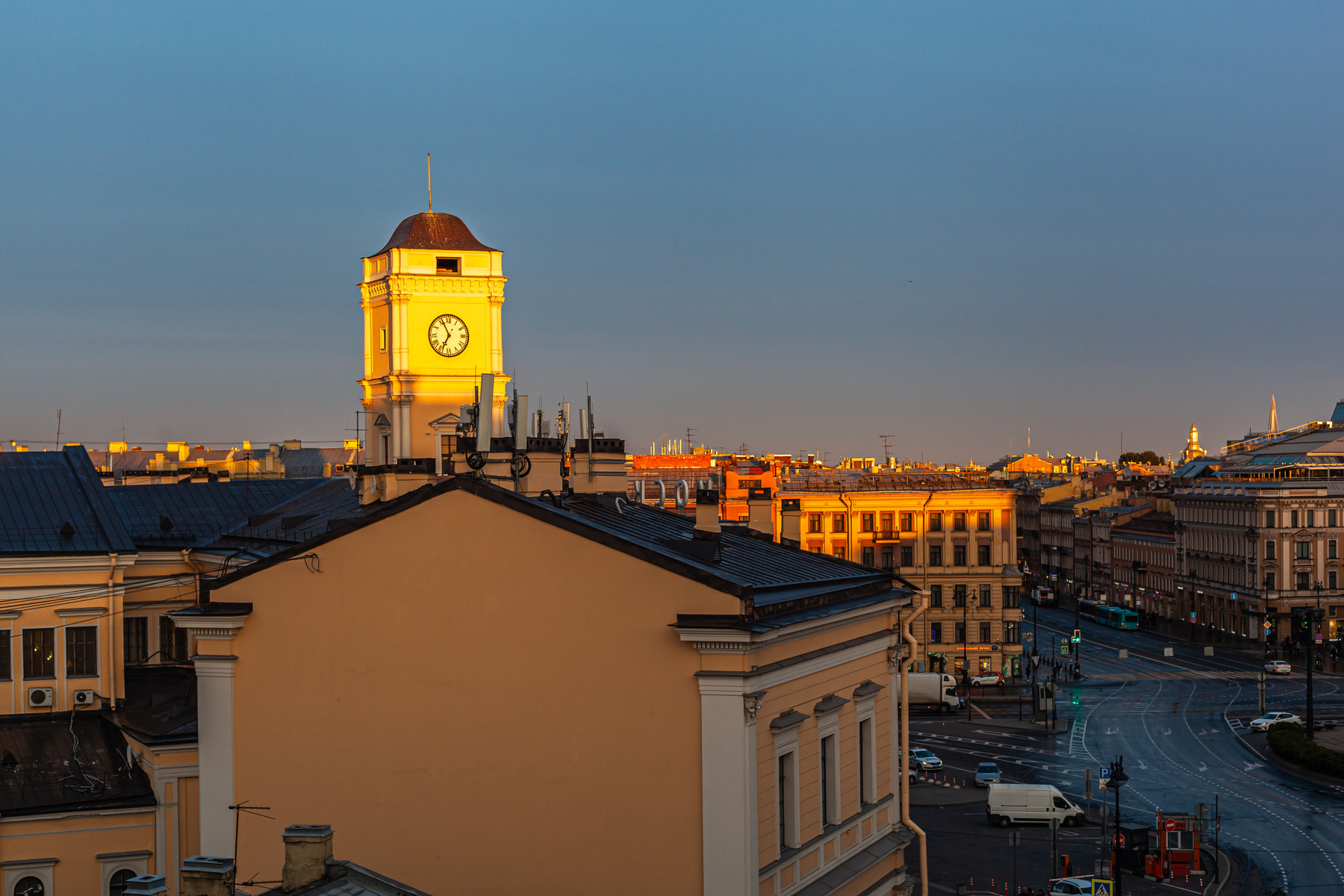 6.55 a.m Город Санкт-Петербург восход солнца часы улица утро