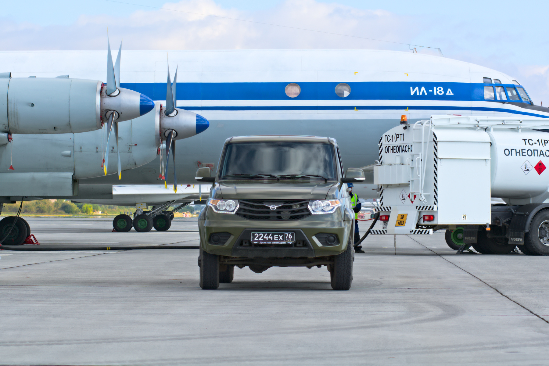 RA-93954 и УАЗ энгельс илтюшин авиабаза аэродром уаз автомобиль