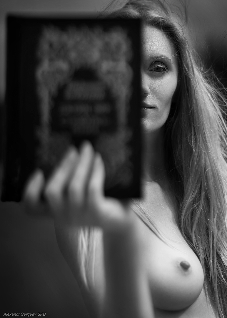 Книга желаний девушка обнажённая женственность сексуальность концептуальное арт фото-арт ню-арт