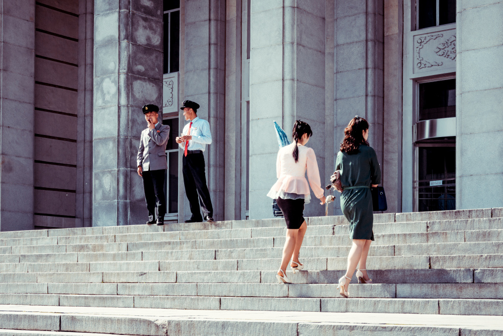 Из серии «Чосон» Корея Северная КНДР репортаж документальная социализм идеология жизнь культура город архитектура библиотека форма одежда мода стиль студенты парни девушки